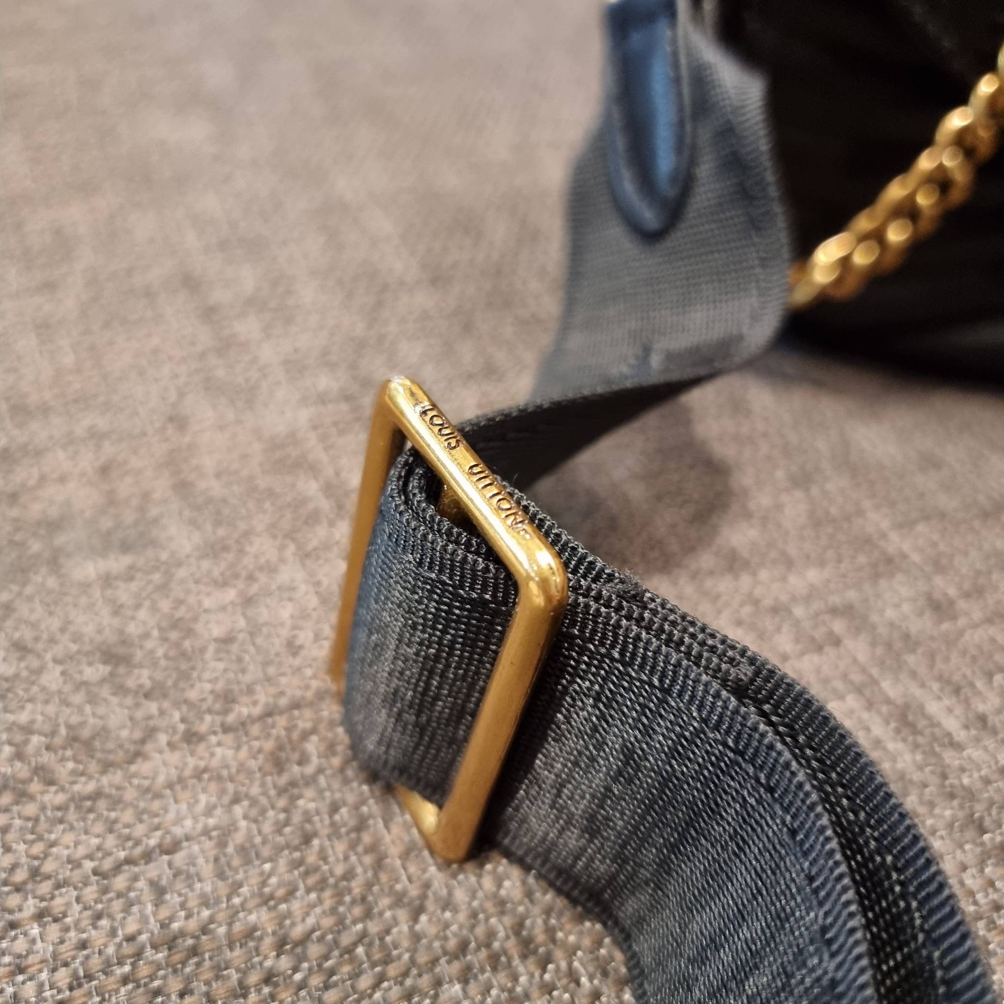 LV new wave pochette multi bag กระเป๋าสะพายมัลติฟังก์ชั่น สุดหรู มาพร้อม box set รับรองว่าดีงาม ลูกเล่นคลาสสิคผสานความวินเทจ มีสายสะพายให้ 2 เส้น และกระเป๋าใบลูก เล็กน่ารัก วัสดุหนังแท้ ภายในเป็นช่องโล่ง แบ่งสัดส่วนมีช่องย่อย ใบนี้ปรับใช้ได้หลายสไตล์ ลุคไ