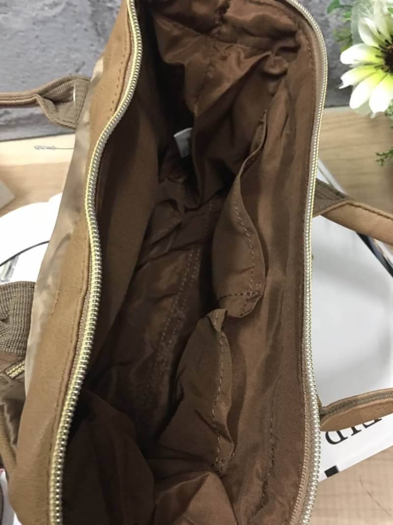 ANELLO NYLON 2 WAY MINI BOSTON BAG 2017 แบรนด์ฮิตติดลมบนในขณะนี้ กับคอลเลคชั่นใหม่เป็นรุ่นทรงShoulder bag วัสดุNYLON สลับกับ Pu น้ำหนักเบา กันน้ำได้ ช่องใหญ่เปิดปิดด้วยซิปคู่ ปากกระเป๋ามีโครงสะดวกใช้ ดูแลรักษาง่าย ตัวจริงน่าใช้ทุกสีเลยคะ เป็นรุ่นใหม่อีกรุ