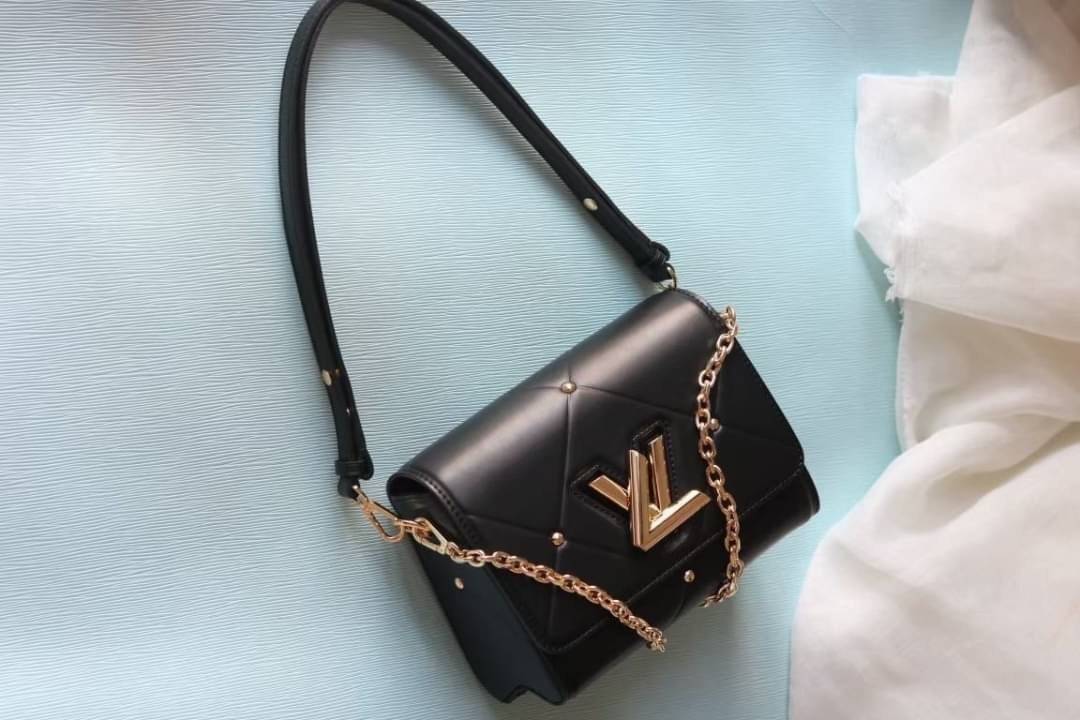 หนังแท้ LOUIS VUITTON Epi Twist Shoulder Bag MM พร้อมส่งที่ไทย เกรดออรินอลงานหนังแท้ทั้งใบ ภาพสินค้าถ่ายจากงานขายจริง ใช้งานต่างประเทศได้