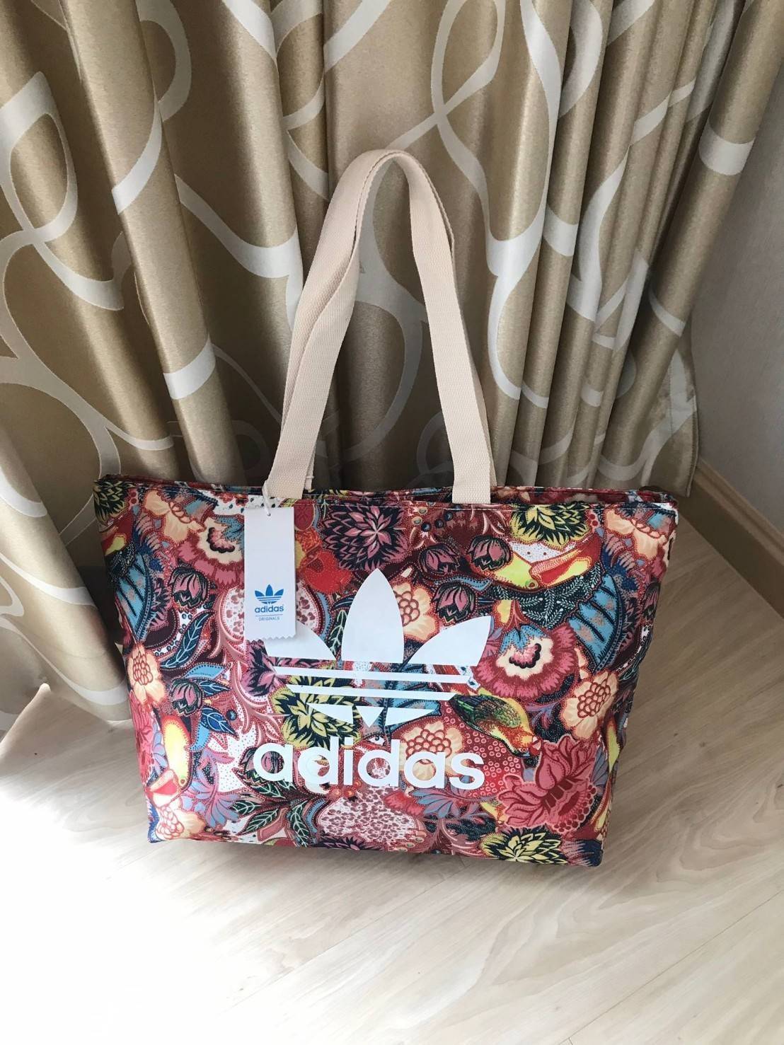 Adidas Original Large Tote Bag กระเป๋าสะพายทรง Tote หรือทรง shopping ใบใหญ่จาก Adidas Factory Outlet วัสดุ Nylon & Polyester 100% เนื้อนิ่มคุณภาพดี น้ำหนักเบาใบใหญ่จุได้เยอะ เปิดปิดด้วยซิปเดียวด้านบน หัวซิปปั้มโลโก้ ภายในมีช่องซิป แยกเก็บของสำคัญ และช่องใ