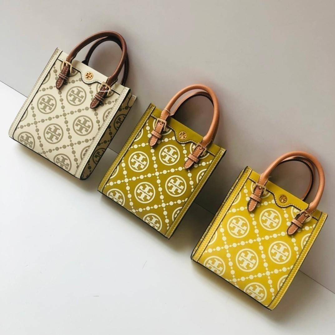 TORY BURCH T MONOGRAM EMBOSSED MINI TOTE สุดหรูกับกระเป๋าสะพายทรงโท้ท ไซส์มินิ ที่สร้างความหรูหราให้ตัวกระเป๋าด้วยดีเทลลายนูน แต่งแต้มลวดลายเอกลักษณ์ สีลูกคุณมากๆ!! วัสดุหนังแท้ ผิวสัมผัสดี ปากกระเป๋ามีแถบแม่เหล็กกันของหล่นได้ ภายในโล่ง ใส่ของจำเป็นได้ โท