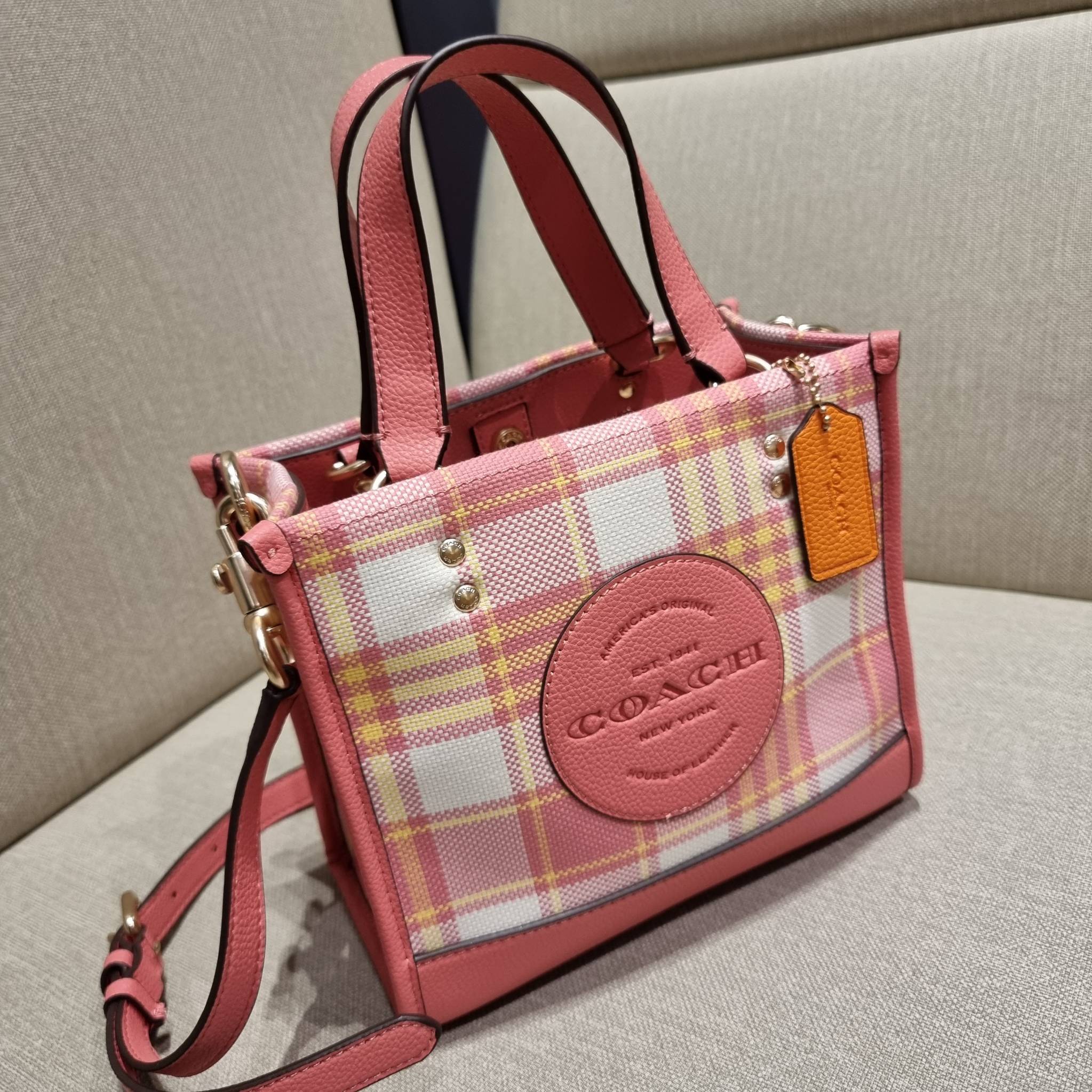 COACH C8198 DEMPSEY TOTE 22 WITH GARDEN PLAID PRINT AND COACH PATCH คอลใหม่สุดคิ้วท์ หวานๆใสๆ น่ารักชะมัด!! ดีไซน์ลายสก็อต เหมาะกับฟีลลิ่งปิคนิคเป็นที่สุด กระเป๋าทรงโท้ท ไซส์กำลังสวย ฟังก์ชั่นการใช้งานก็สะดวกที่สุด มีทั้งสายคล้องในตัว และสายครอสบอดี้ วัสด
