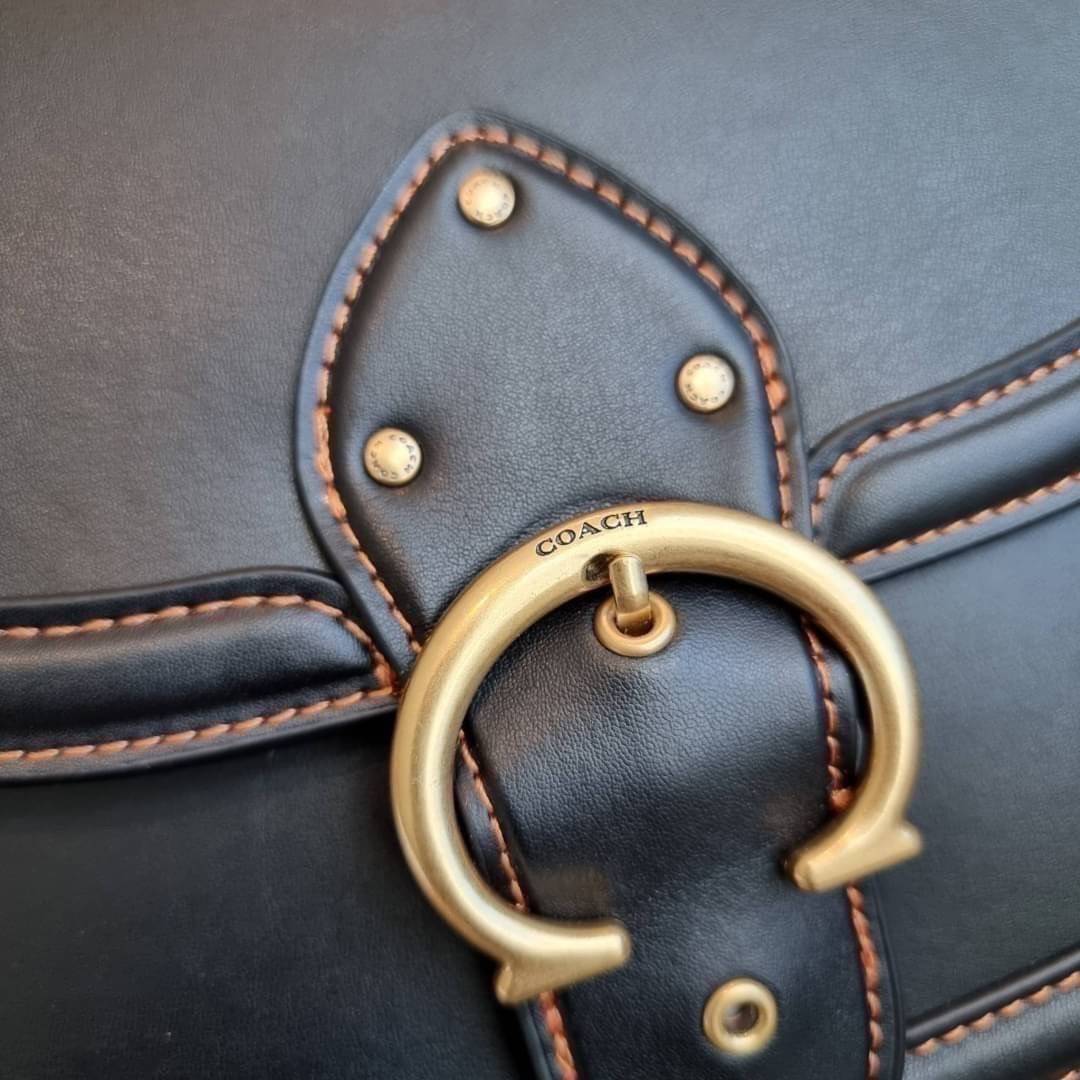 COACH C0749 BEAT SADDLE BAG The best item! ที่สาวๆรอคอย! ฮอตไฟลุก! สีหายาก ละมุนคุณหนู คอลเลคชั่นใหม่ ดีไซน์หรูหรา พิเศษมากๆมาพร้อมสายสะพาย 2 เส้น ใช้คู่กันหรือแยกสะพายก็สวยครบสูตร กระเป๋าสะพายทรง saddle คลาสสิค วัสดุหนัง glove-tanned ทนทาน เปิด-ปิดด้วยกร