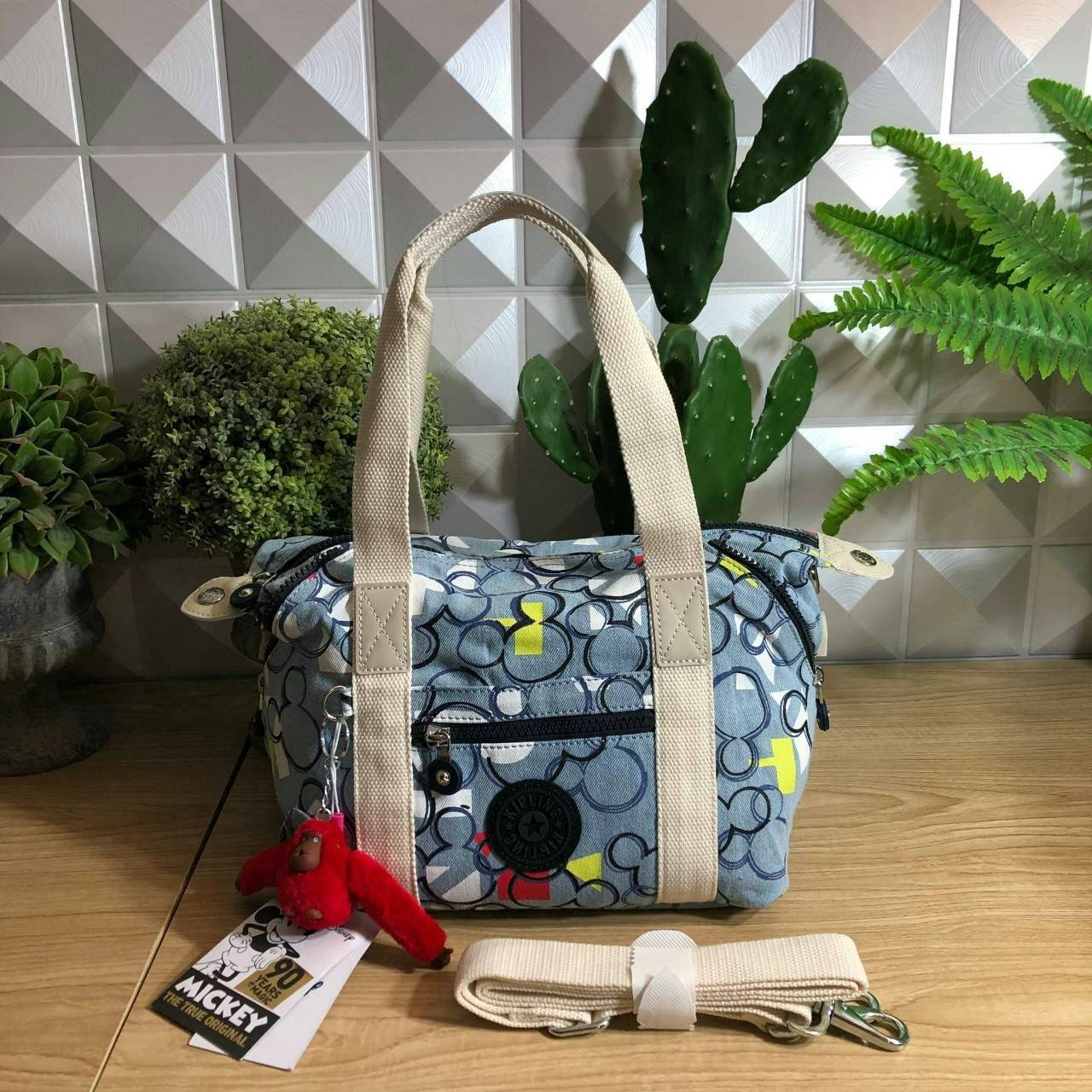 Kipling D ART MINI Collection Mickey กระเป๋าถืออเนกประสงค์ Art Mini จาก KIPLING ขนาดเล็กมีน้ำหนักเบา และช่องกระเป๋ากว้าง สะดวกในทุกการพกพาไปพร้อมคุณ มีมุมด้านข้างสามารถปรับได้ให้เข้ากับการใช้งานของคุณ โดยการรูดซิปลงเพื่อให้เป็นกระเป็นกระเป๋าสะพายดีไซน์เก๋