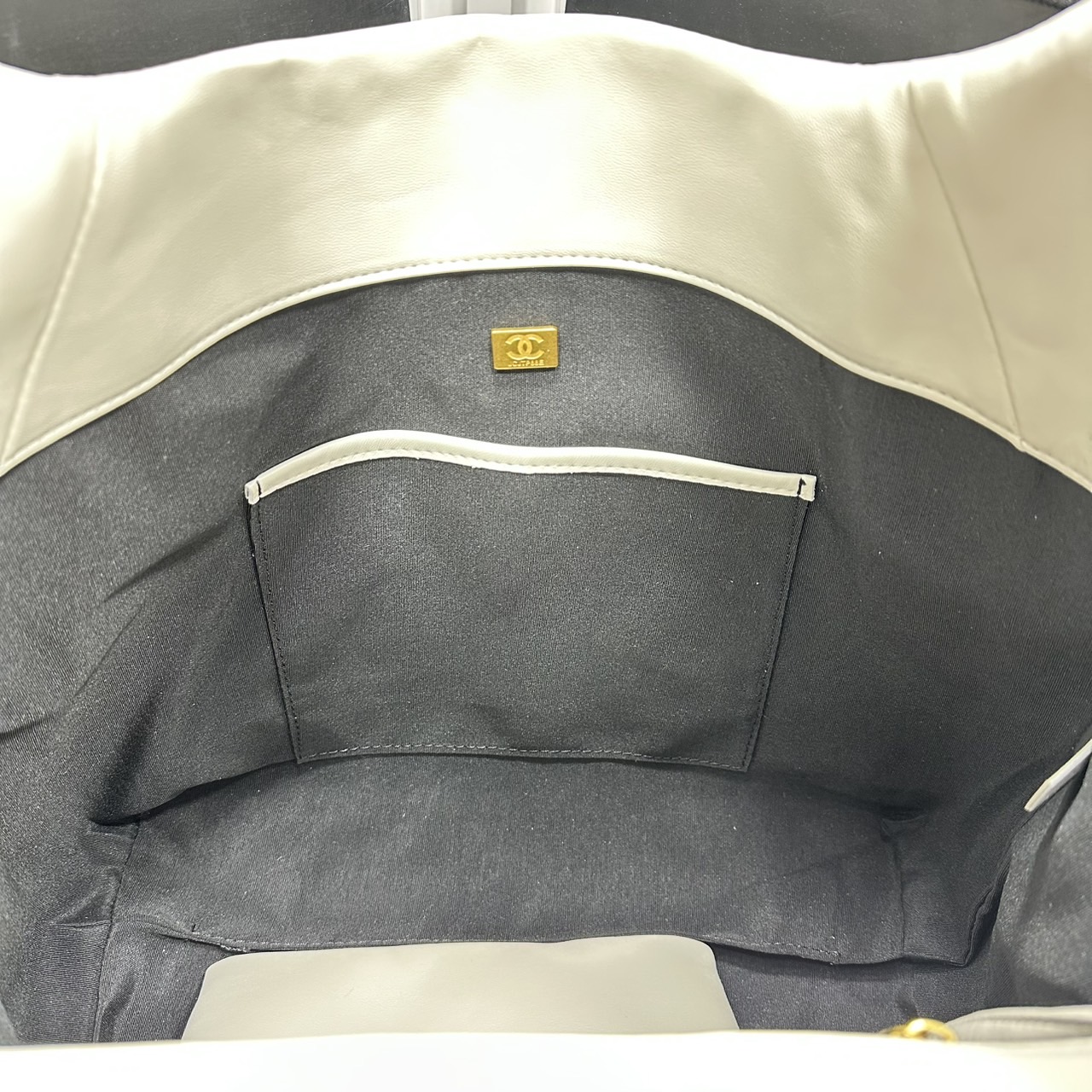 ORI หนังแท้ | CHANEL Large Hobo Bag กระเป๋าสะพายทรงโฮโบใบใหญ่ ภายในโล่งกว้างจุของได้เยอะ มาพร้อมใบเล็กสะดวกใช้งาน รุ่นใหม่สําหรับ Fall 2025