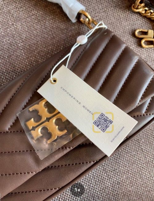 สีออกใหม่ แถมหายากด้วยค่าา! TORY BURCH KIRA CHEVRON SMALL FLAP SHOULDER BAG พร้อมส่งที่ไทย จำนวนจำกัดค่ะ! ✔️กระเป๋าคล้องไหล่หรือสะพายข้างได้ เปลี่ยนลุคดูไม่จำเจ 🔺หนังแกะแท้ ซึ่งจะคุณภาพดี เงา นิ่ม และราคาสูงกว่าหนังวัวนะคะ!