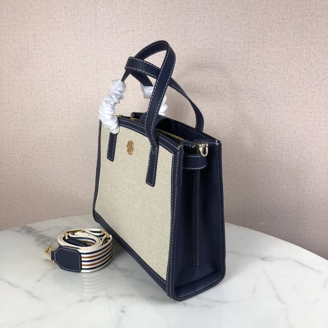 TORY BUTCH SMALL WALKER CANVAS กระเป๋าถือ หรือสะพาย TORY BURCH เปิด - ปิดกระเป๋าด้วยกระดุมแม่เหล็ก ด้านในแบ่งเป็น 3 ช่อง มีช่องซิปตรงกลาง และมีช่องซิปเล็กอีก 1 ช่อง ช่องใส่ของ 1 ช่อง หูจับสูง 14 cm มาพร้อมสายสะพายยาว สามารถถอดและปรับได้ Free Size ค่ะ