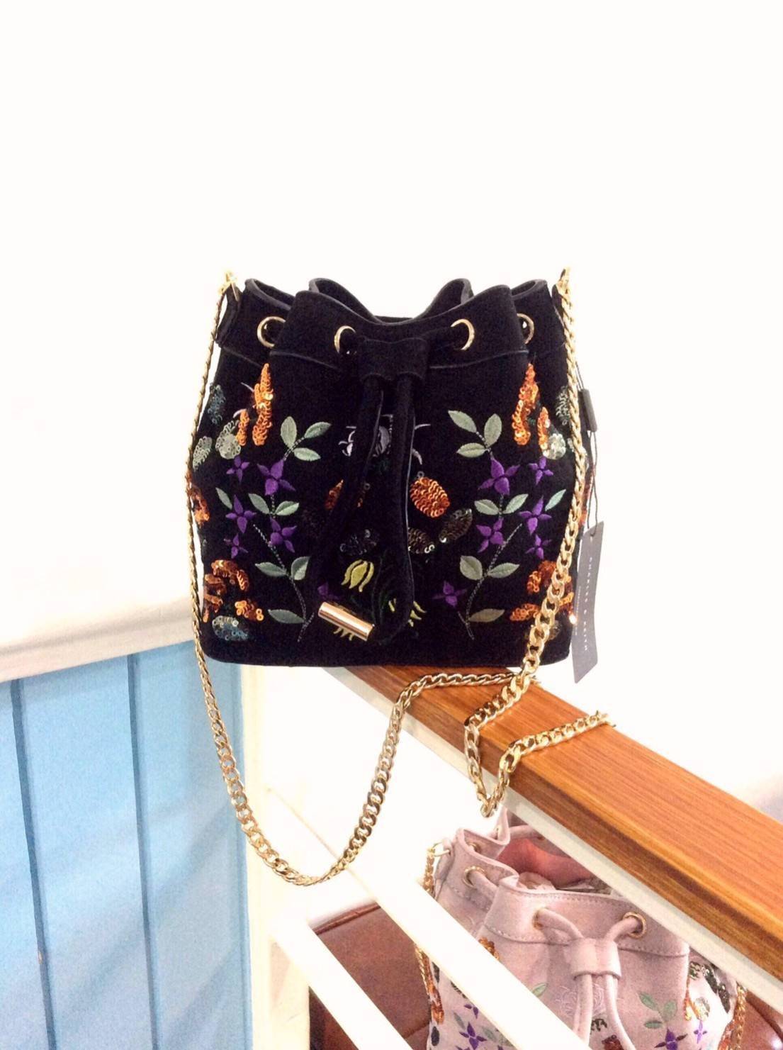 กระเป๋าสะพาย CHARLES & KEITH EMBELLISHED DRAWSTRING BAG SL2-20780488 ทรงขนมจีบ ปักลายดอกไม้ ชนชอป สิงคโปร์ 2018 สุด chic กระเป๋าผ้าผสมหนัง ปักลาย สีสันสวยงาม เปิดปิดด้วยหนังรูด อะไหล่ทองทั้งใบ สวย น่ารักกก!!! มากๆค่ะ นานๆจะผลิตออกมาวางจำหน่ายที สาวๆแฟน C&