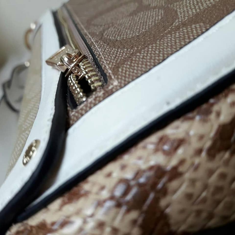 COACH SMALL JADE SHOULDER BAG IN BLOCKED SIGNATURE CANVAS (COACH 2723)🌹 สวยหรู ดูแพงมากๆ กับรุ่นนี้ วัสดุหนังแท้ ผสมแคนวาสอย่างดี หนังนิ่มมากๆ ด้านข้างเป็นหนังลายงูสังเคราะห์ ทรงสวยมากๆ มีสายให้ 2 เส้น สายสั้น และสายยาว ถอดได้ทั้ง 2 สาย จะถือเป็นค