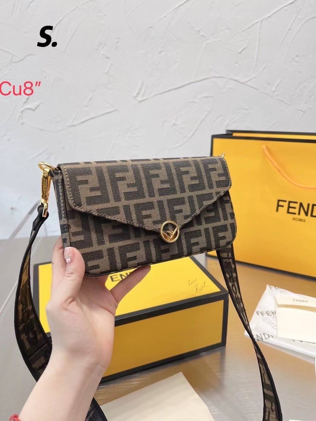 Fendi Wallet With Pouches / Fendi Mini Bag / Fendi multi pochette felicie shoulder bag กระเป๋าสะพายไซส์มินิ แคนวาสโมโนแกรม สุดคุ้ม 3 ชิ้น ในเซท ใช้งานง่ายเป็นระเบียบแบ่งสัดส่วนชัดเจน ใบเล็กกะทัดรัด แต่ใช้งานคุ้มมากๆ มาพร้อมสายสะพายดีไซส์สปอร์ตถอดได้ อะไหล
