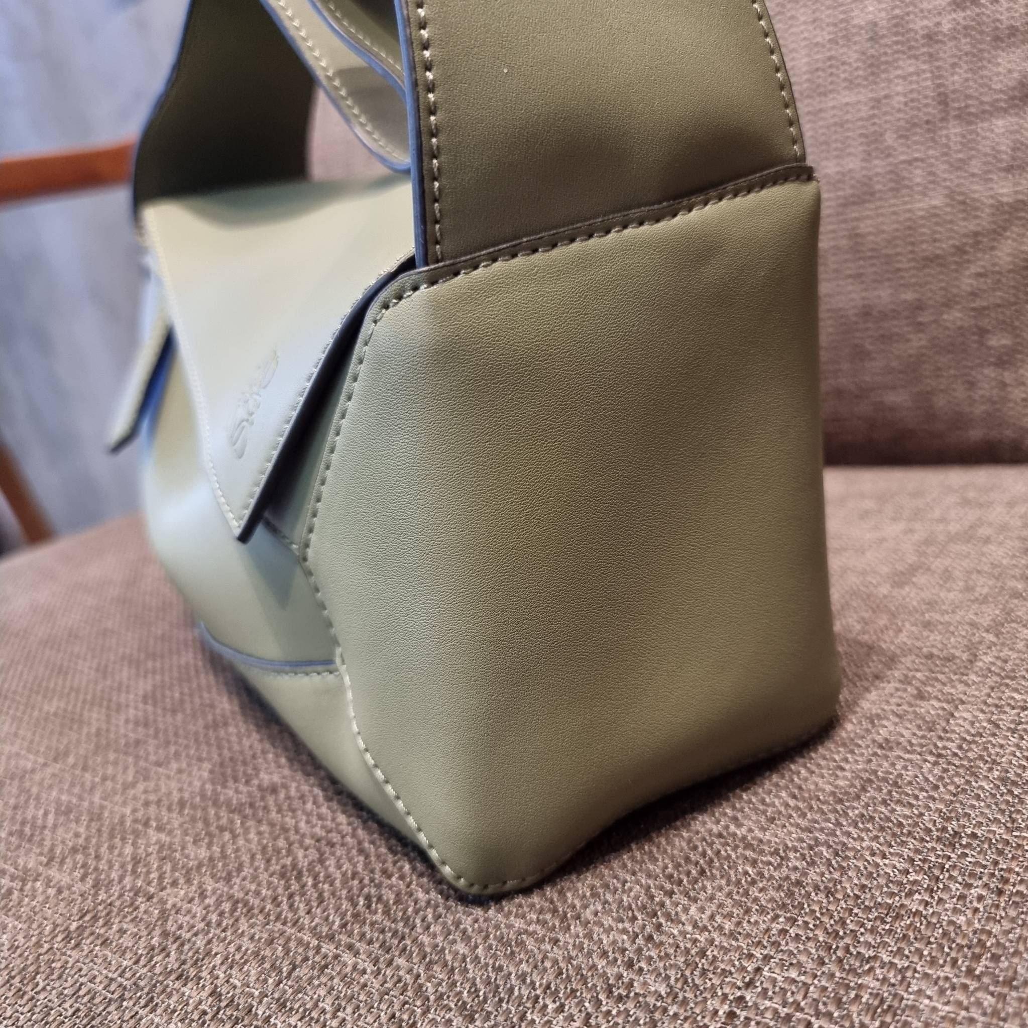 LOEWE PUZZLE HOBO BAG ใหม่ล่าสุด กับแบรนด์ที่มีดีไซน์โดดเด่นเป็นเอกลักษณ์ สวยหรูทุกรุ่นจริงๆ!! กระเป๋าสะพายโฮโบ ทรงสวย สไตล์พัซเซิลคลาสสิค วัสดุหนังวัวฟอกสี นิ่มมือ ฟินมาก!! เปิดใช้งานด้วยซิป ที่ภายในโล่งกว้าง ใส่ของสำคัญได้ครบไม่มีพลาด แบบสบายๆ มาพร้อมสา