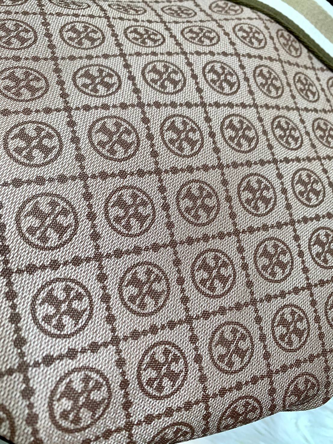 หลงรักใบใหญ่ สวยจริง ไม่จกตา สินค้าคุณภาพค่ะ💥 TORY BURCH LARGE T MONOGRAM SHOPPING BAG พร้อมส่งที่ไทย! กระเป๋าทรงshopping ใบใหญ่ใส่ได้จุ หนังแคนวาสอย่างดี ลายแบรนด์ทั้งใบ มีพวงหนังแบรนด์ห้อยด้านหน้า เพิ่มความหรูเข้ามา เปิดปิดกระเป๋าแบบซิป ภายในกว้