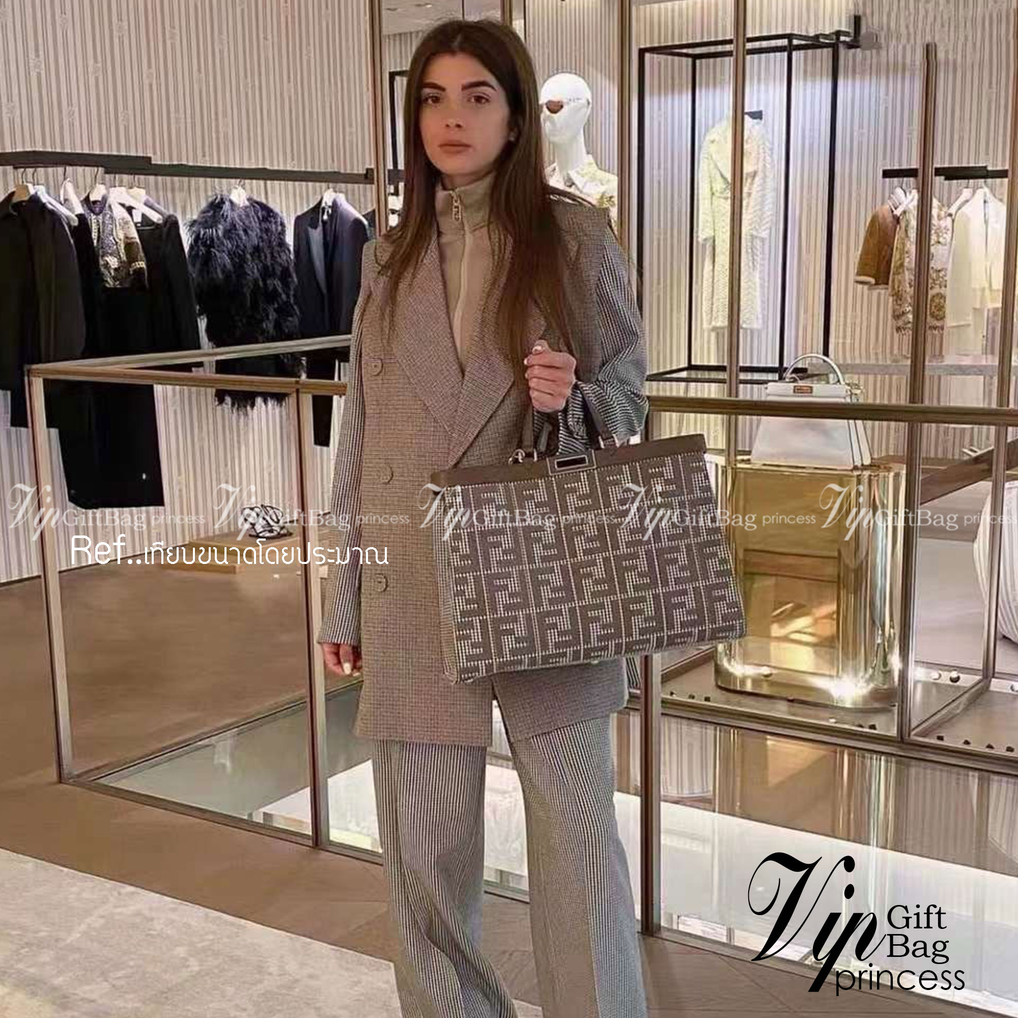 FENDI PEEKABOO X-TOTE BAG 40cm เกรดเทพออริจินอล FENDI MONOGRAM SHOPPING BAG สวยมงลงมากค่ะ กระเป๋าสะพายข้างได้ ถือได้ ใบใหญ่ลายโมโนแกรม FF สวยมากทรงนี้ใช้เป็น everyday bag ได้ จุใจใส่ของได้เยอะ ตัวกระเป๋าผลิตจากผ้าทออย่างดี อยู่ทรงสวย ภายในโล่ง สวยหรู ดูดี