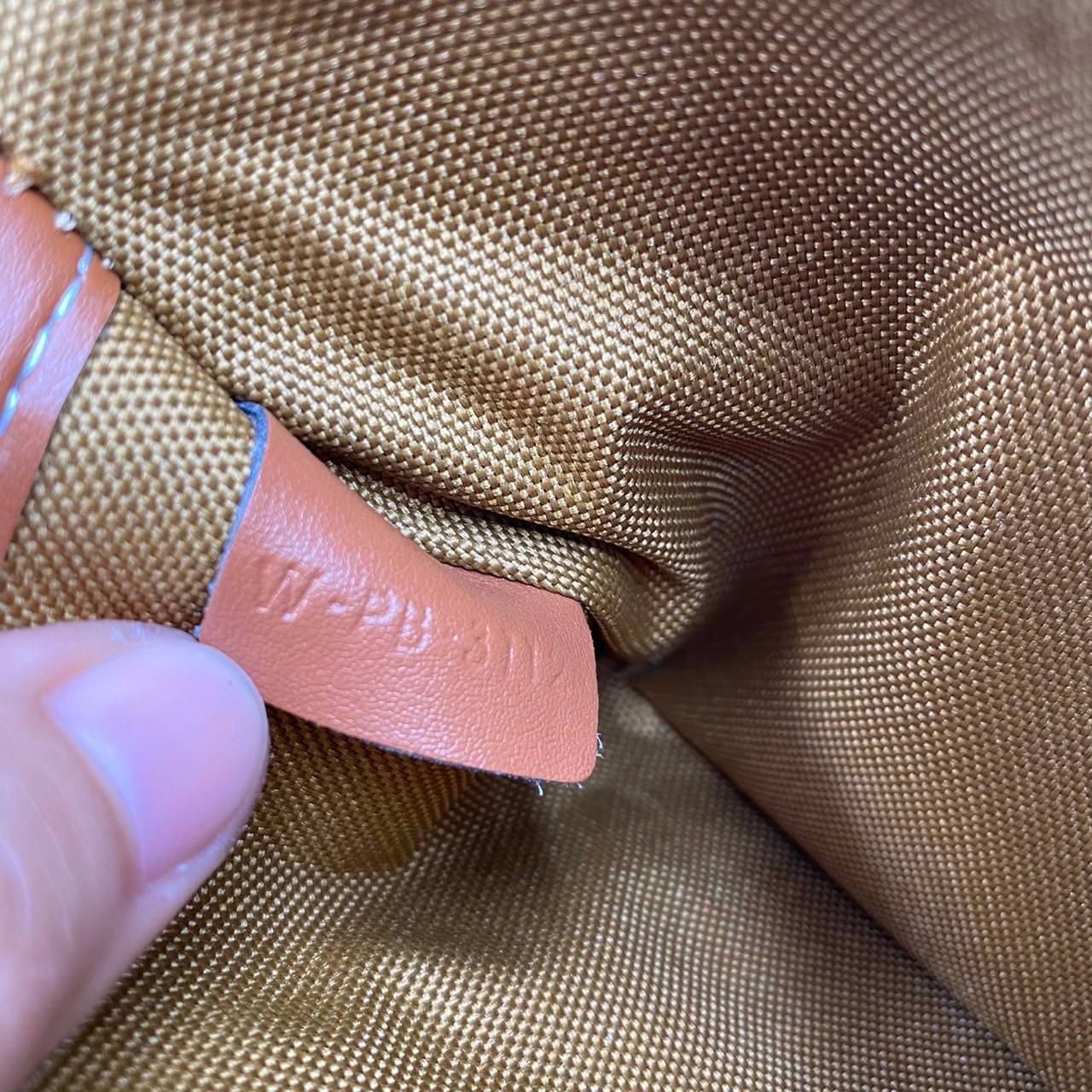 VIP GIFT 】หนังแท้ CELINE AVA BAG IN TRIOMPHE CANVAS AND CALFSKIN :RED กระเป๋าดีไซน์สวยหรูฮิตสุดในเกาหลี! หนังสวยอยู่ทรง เปิดปิดด้วยซิปแบรนด์สีทอง ภายในโล่งกว้างและจุสามารถใส่มือถือ กระเป๋าสตางค์ ของใช้ได้เยอะ สายสะพายหนังปรับได้อะไหล่ทองหรูมีโลโก้แบรนด์ ไ