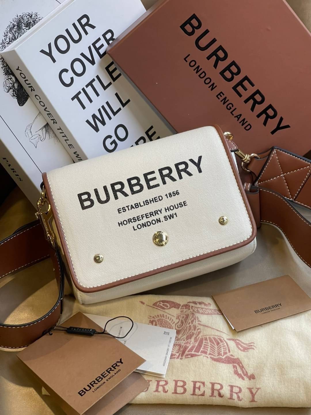 Burberry Small Horseferry Print Cotton Canvas Crossbody Bag เป็นกระเป๋าสะพายที่ดูทันสมัย สายหนังสปอร์ต ในส่วนของโลโก้มาในรูปแบบของการพิมพ์ลายไปบนกระเป๋า ทำให้ดูโมเดิร์นยิ่งขึ้น วัสดุหลักที่ใช้ในการผลิตกระเป๋ารุ่นนี้คือ ผ้าแคนวาสและหนัง โดยผ้าแคนวาสดูเหมือ