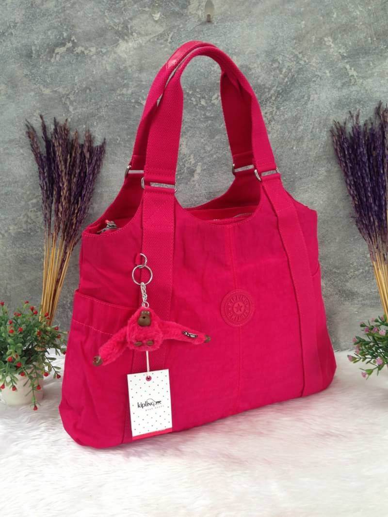 Kipling รุ่น Cicele กระเป๋าสะพายไหล่ใบใหญ่ สวยน่ารัก ตัวกระเป๋าด้านในเป็นช่องโล่งแบบปิดเปิดด้วยซิป มีช่องซิปด้านใน ด้านข้างกระเป๋า มี 2 ช่อง ปิดเปิด ด้วยเทป พร้อมที่ใส่โทรศัพท์ ปากกา และ MP 3 ในส่วนด้านใน และ ด้านข้างกระเป๋า ซ้าย-ขวา เป็นช่องขนาดเล็กสำหรั