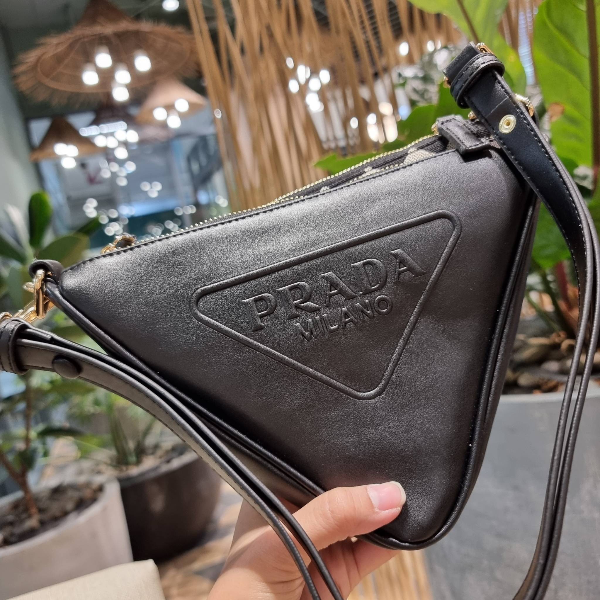 PRADA TRIANGLE BAG ล้ำกว่าใคร ใหม่กว่าใคร ไม่ต้องรอพรีฯ กระเป๋าสะพาย ดีไซน์ทรงสามเหลี่ยม ชิคๆคูลๆ ไม่มีใครเหมือน มีมาให้ถึง 2 ชิ้น วัสดุผ้า jacquard และหนังแท้ สวยคู่ สลับใช้ได้หลากหลายมากๆ เพราะยังมีสายสะพายมาให้อีกถึง 2 เส้น เกี่ยวคู่กันสะพายเท่ๆ หรือแย