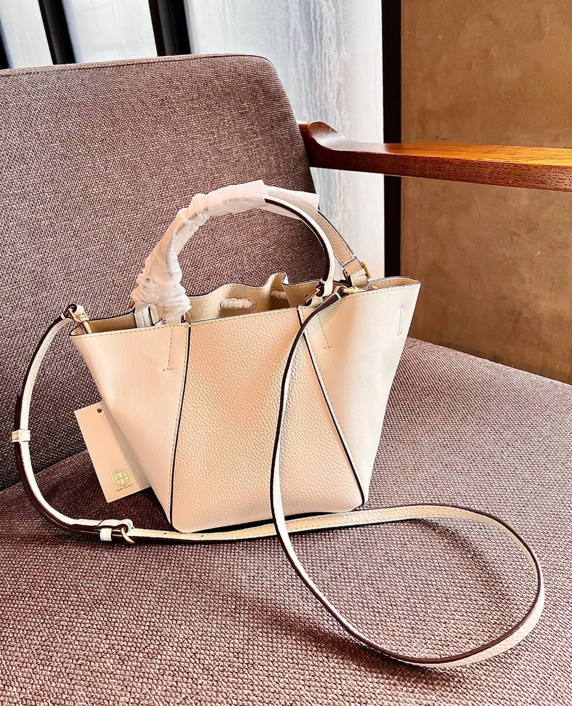 TORY BURCH MCGRAW DRAGONFLY MINI SATCHEL ((90474)) พร้อมส่งที่ไทย แนะนำต้องมีติดตัว สวยมากๆ! กระเป๋าหิ้วหรือสะพายข้างได้ หนังแกะนิ่มสวย อย่างดีเลยค่ะ ดีเทลด้านหน้าแบบหูรูด ปากกระเป๋าเปิดปิดแบบกระดุมแปลก ภายในโล่งกว้าง ใส่ของได้ครบครันหายห่วงค่ะ; มีช่องให้