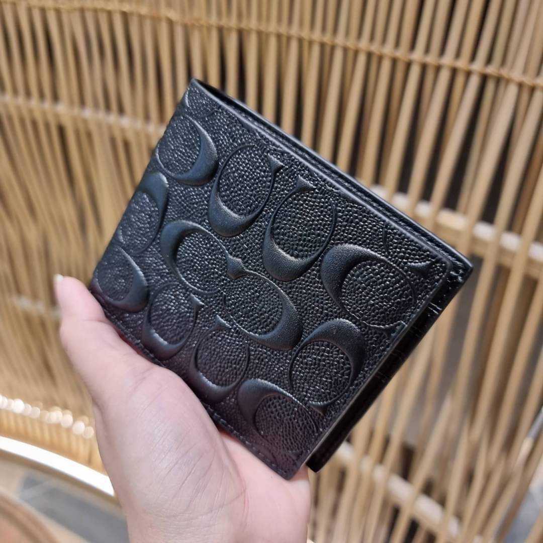 COACH 75371 COMPACT ID WALLET IN SIGNATURE CROSSGRAIN LEATHER กระเป๋าสตางค์ผู้ชาย ลาย c นูนเต็มใบ หนัง crossgrain อีกรุ่นที่ยอดขายไม่เคยตก 🤑🤑 ใบจริงดูผู้ดี ดูแพง!! ภายในมีช่องใส่บัตรได้เยอะ ใส่ธนบัตรได้ทุกใบ ซื้อให้คุณหนุ่มๆรับรองประทับใจไ