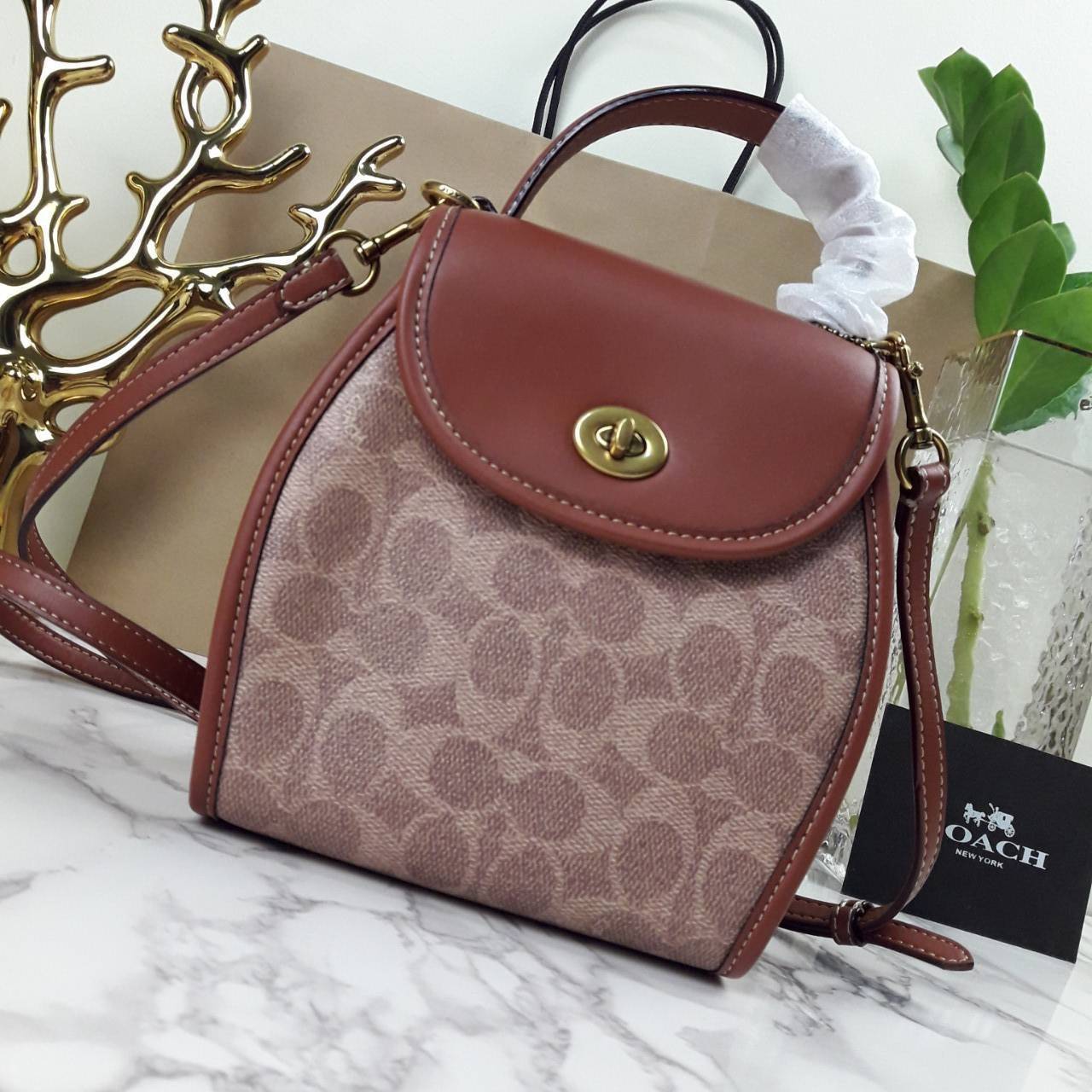 OUTLET 】COACH TURNLOCK CURVED TOP HANDLE CROSSBODY IN SIGNATURE CANVAS (COACH 142) 💝รุ่นนี้ เห็นแล้วหลงรักเลย เสน่ห์ทะลุมาก ทรงสวย ดีไซน์แปลกตา ดูแตกต่าง ขนาดกำลังดี ตัวกระเป๋า หนังแท้ผสมแคนวาสคุณภาพดีสุดๆ มีสายสะพายยาวสามารถถอดออกได้ จะถือ หรือสะ