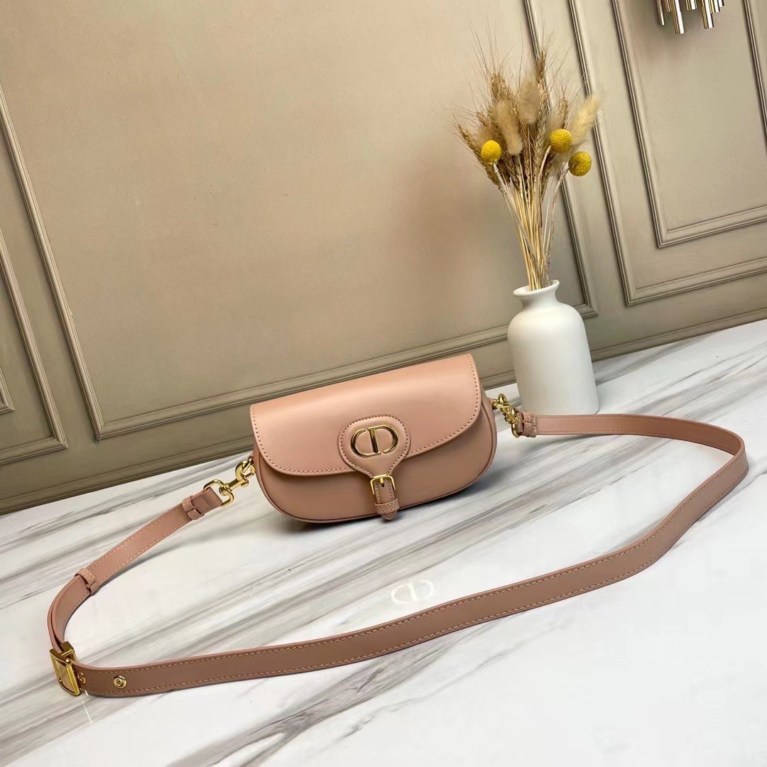 หนังแท้ DIOR BOBBY EAST-WEST BAG พร้อมส่งที่ไทย งานหนังแท้ทั้งใบเกรดออริจินอล ภาพสินค้าถ่ายจากงานขายจริง ใช้งานต่างประเทศได้ รุ่นใหม่ในฤดูกาลนี้ เพิ่มความทันสมัยให้กับซิลลูเอทของ Hobo ผ่านเส้นสายที่สง่างามและสัดส่วนที่กลมกลืนกัน สไตล์หนังลูกวัว โดดเด่นด้ว