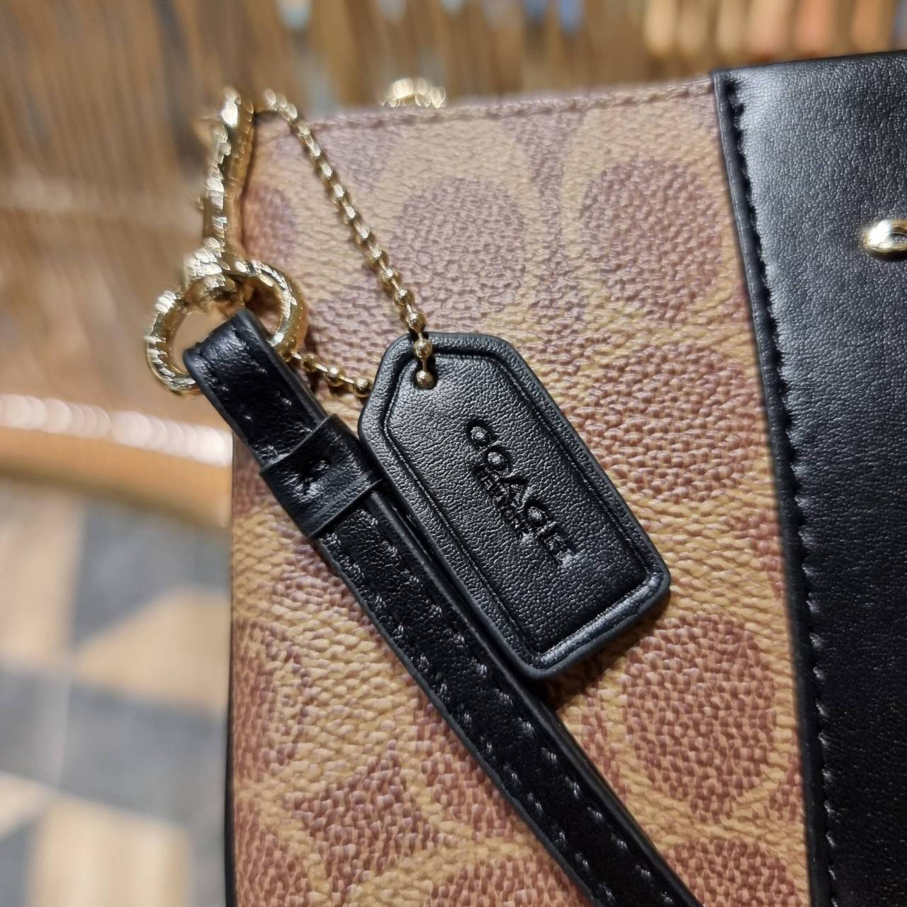 COACH 32445 SMALL WRISLET IN COLORBLOCK SIGNATURE CANVAS คอลเลคชั่นคัลเลอร์บล็อคสวยหรู ในรูปแบบกระเป๋าคล้องมือ ขนาดพกพา ไซส์กำลังสวยมากๆ พกง่ายไปเลยจ้า วัสดุหนังแคนวาส ตัดหนังแท้ ภายในโล่ง มีช่องใส่บัตร ตอบโจทย์สาวๆที่ไม่ชอบความพะรุงพะรัง พกใบนี้คือสะดวกส