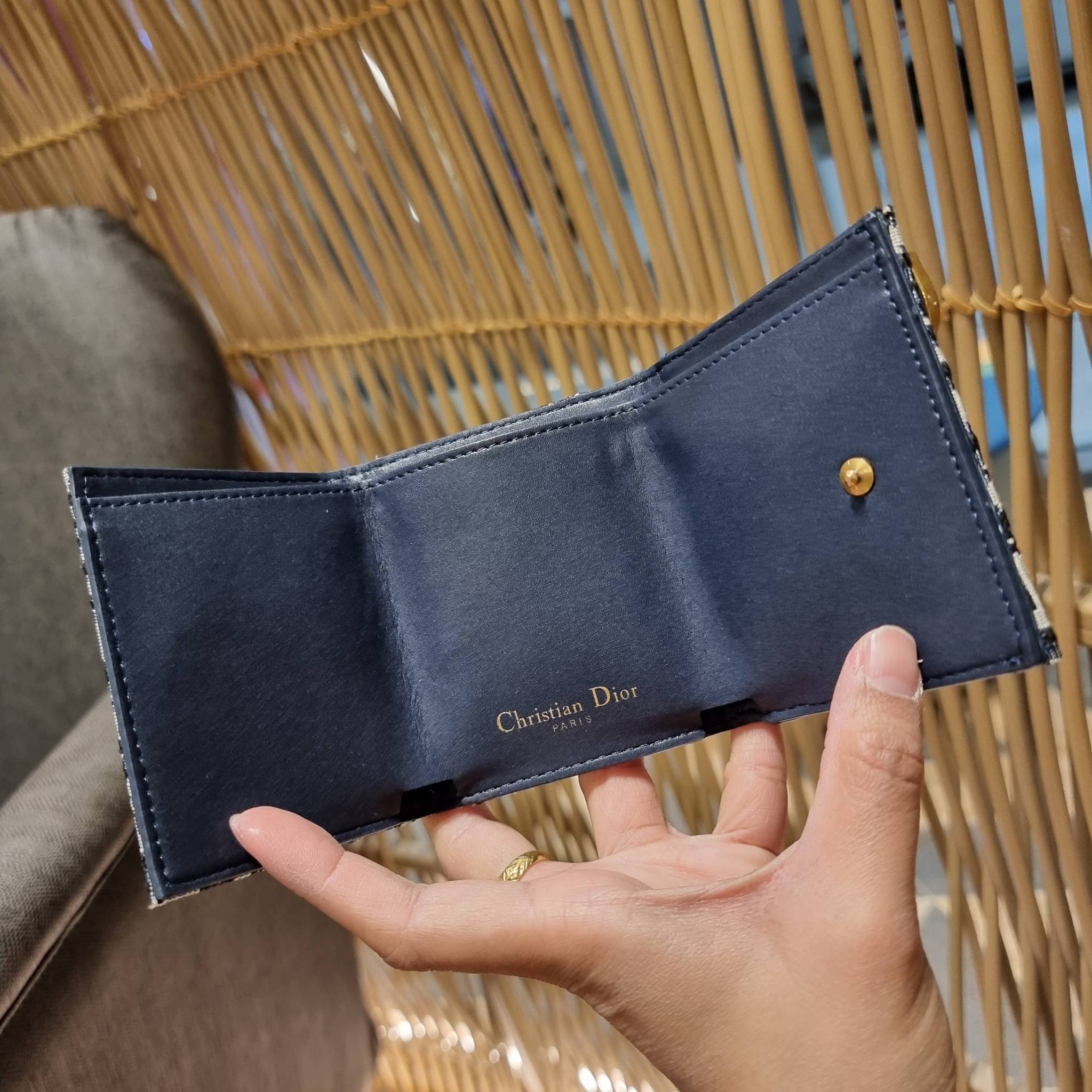 VIP 】CD MULTI WALLET WITH GWP กระเป๋าสตางค์ขนาดเหมาะมือ กะทัดรัดไม่กินพื้นที่ พรีเมี่ยมกิ๊ฟจากเคาน์เตอร์ ดีไซน์แบบพับ ใช้งานง่าย น่ารักน่าใช้จริงๆ วัสดุผ้าแคนวาสปักลาย สลับหนังแท้ภายใน ภายในมีช่องใส่บัตร ใส่ธนบัตรได้ สะดวกใช้มากๆ มาพร้อม box set ในราคาที่