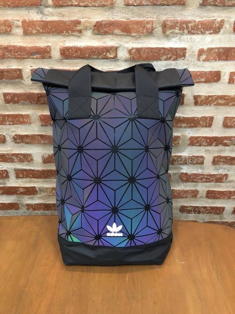 Adidas 3D Roll Top Backpack กระเป๋าเป้ Unisex ดีไซน์สุดฮิตสไตล์ ISSEY MIYAKE ใช้ได้ทั้งชายและหญิง เปิดปิดแบบ Roll Top ด้านหน้ามีโลโก้ ด้านหลังมี1ช่องซิป หัวซิปตีแบรนด์2ฝั่งตามคอลเลคชั่นY2018สวยดูดีใบใหญ่กำลังดีน้ำหนักเบา ภายในกว้างและจุ มีโลโก้ ช่องซิปช่อ