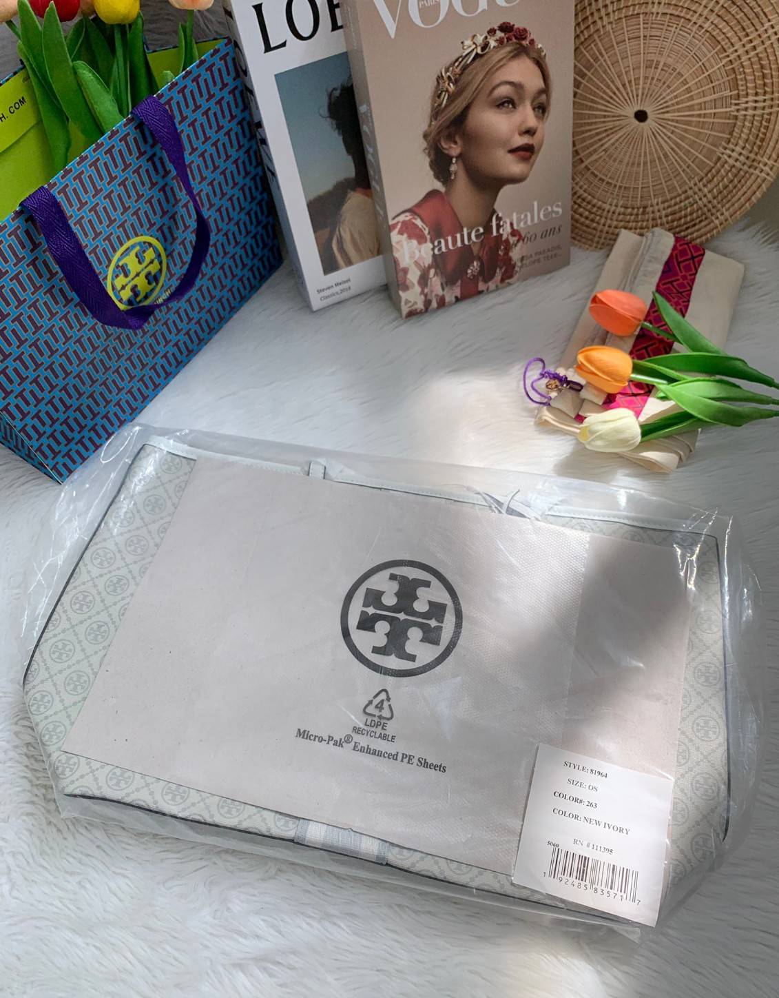 หลงรักใบใหญ่ สวยจริง ไม่จกตา สินค้าคุณภาพค่ะ💥 TORY BURCH LARGE T MONOGRAM SHOPPING BAG พร้อมส่งที่ไทย! กระเป๋าทรงshopping ใบใหญ่ใส่ได้จุ หนังแคนวาสอย่างดี ลายแบรนด์ทั้งใบ มีพวงหนังแบรนด์ห้อยด้านหน้า เพิ่มความหรูเข้ามา เปิดปิดกระเป๋าแบบซิป ภายในกว้