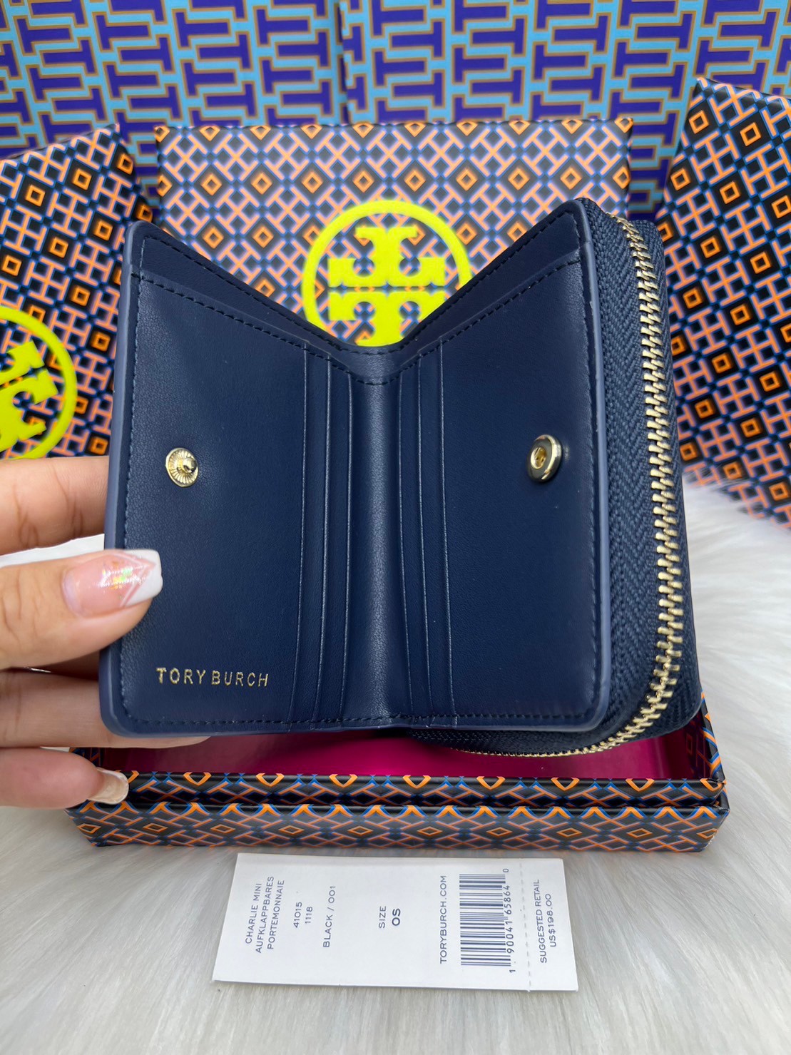Tory Burch Charlie Mini Bi-fold Leather Wallet / Tory Wallet พร้อมส่ง กระเป๋าสตางค์ใบสั้น รุ่นใหม่ขายดี หรูหราทุกสี ดีไซน์คลาสสิค ขนาดกำลังพอเหมาะ โดดเด่นด้วยโลโก้