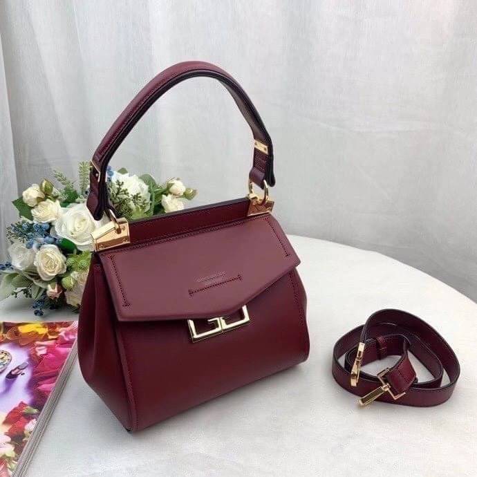 หนังแท้ Givenchy Mini Mystic Calfskin Leather Satchel / Givenchy Top Handle Bag กระเป๋ารุ่นใบใหม่จากแบรนด์หรู การออกแบบเชิงมุมโดดเด่นด้วยแผ่นปิดสามเหลี่ยมที่มีรายละเอียดพร้อมการปิดด้วยแม่เหล็ก double-G พกติดตัวไว้ที่หูหิ้วด้านบนหรือสวมสายสะพายทรงเรียวเพื่
