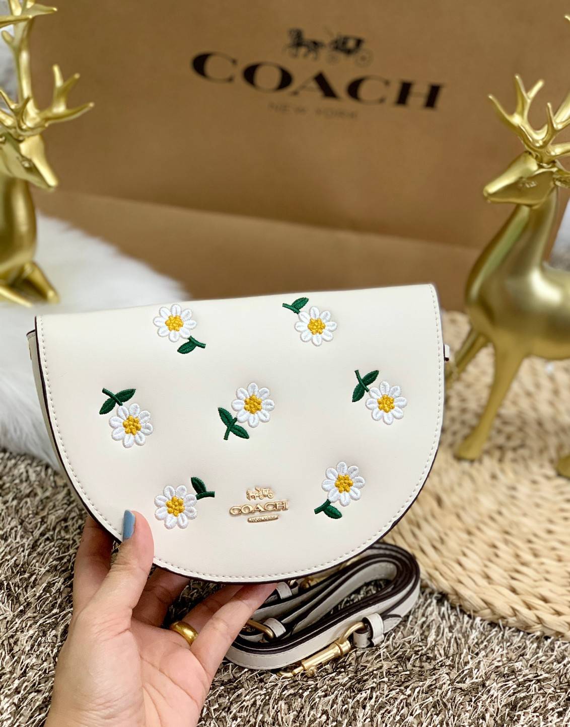 ใหม่ล่าสุด สวยก่อนใครแน่นอนค่า😘COACH ELLEN CROSSBODY WITH DAISY EMBROIDERY((C2863)) 💐พร้อมส่งจำนวนจำกัดค่ะ! กระเป๋าสะพายแบบครอสบอดี้ร์ หนังแท้นิ่มอย่างดีค่ะ 💐ด้านหน้าปักดอกซี่ความหมายดีๆ ละมุนสวยงามมากๆค่ะ เปิดปิดกระเป๋าแบบแม่เหล็ก