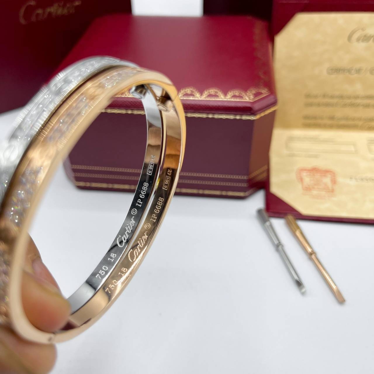 Cartier Love Bracelet Small Model กำไลข้อมือคาเทียร์ เกรดเทพออริจินิล ปั้มทุกจุด มีเลขปั้มด้านในวงครบ วัสดุคุณภาพดี ไม่ลอกไม่ดำ พร้อมกล่องหนาตามแบบปั้มลายแบรนด์ ภาพสินค้าถ่ายจากงานขายจริง ใช้งานต่างประเทศได้