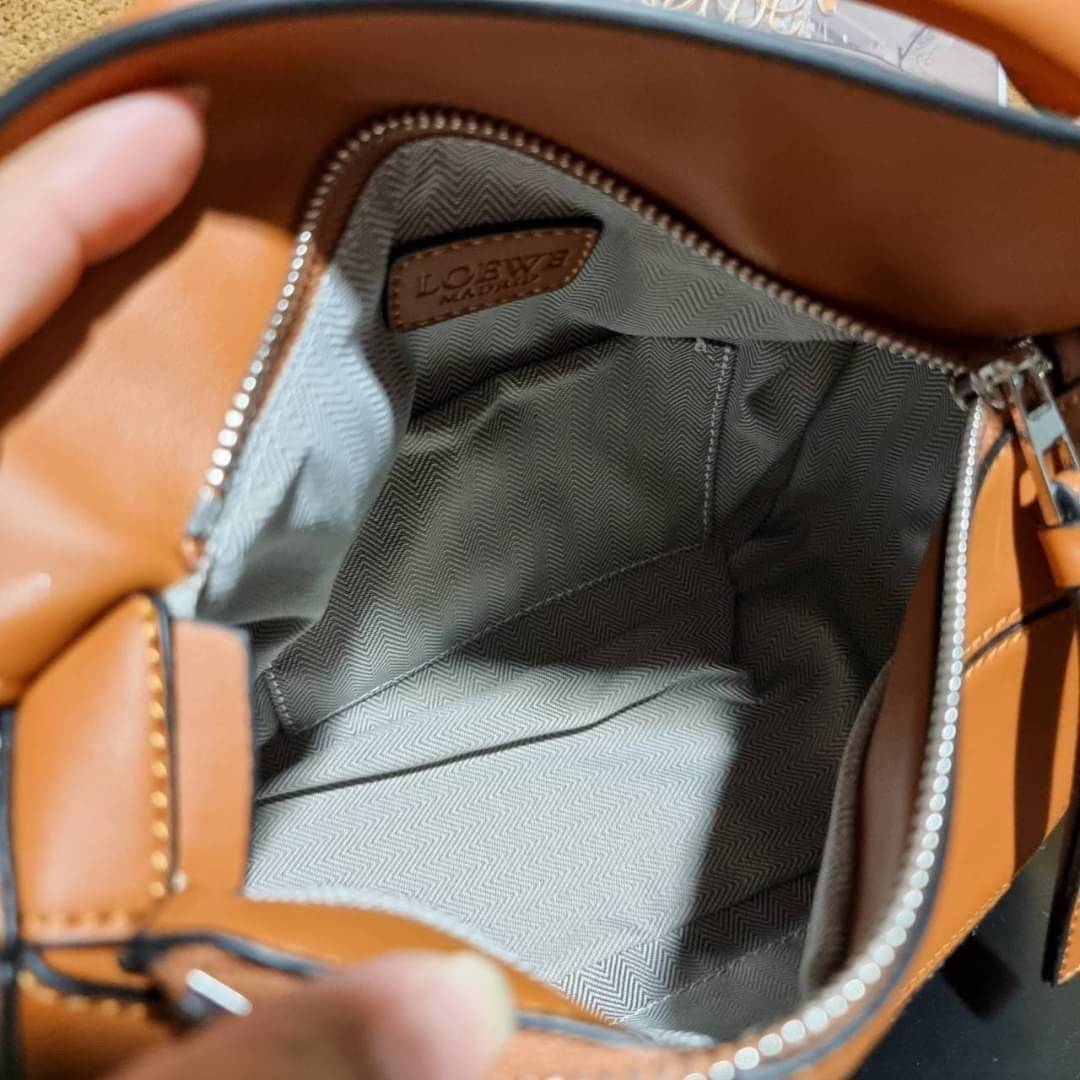 VIP 】LOEWE LA PALME PUZZLE BAG IN CLASSIC CALFSKIN คอลเลคชั่นใหม่!! กระเป๋าสะพายข้างทรงกล่อง สไตล์พัซเซิล ให้ฟีลลิ่งเหมือนตัวต่อ ดูดีได้ทุกที่แค่มีใบนี้ รอบนี้ดีไซน์พริ้นท์ลายต้นปาล์มเก๋ๆ ซัมเมอร์ยังต้องมา วัสดุหนังวัวฟอกสี เปิดใช้งานด้วยซิป ที่ภายในโล่งพ