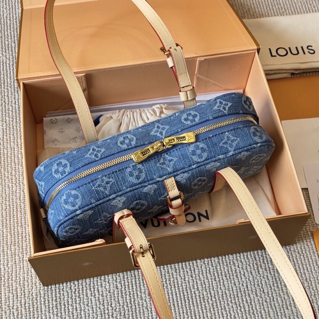 LV Hang On Denim Bag กระเป๋าสะพายดีไซน์วินเทจ งานเดนิมเต็มใบ สวยโดดเด่นไม่เหมือนใคร ปรับดีไซน์กระเป๋าถือรุ่น Cité คลาสสิกจากยุค'80s เป็นทรงโบว์ลิ่งร่วมสมัย
