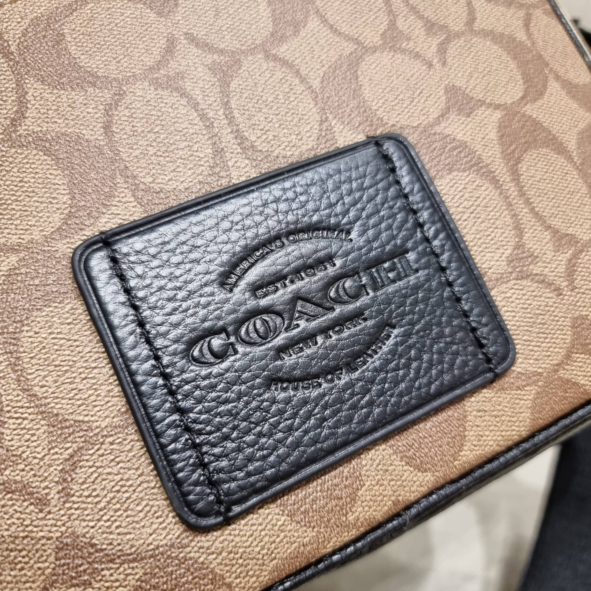 COACH C6080 HUDSON CROSSBODY IN BLOCKED SIGNATURE CANVAS ยกความคูลมาให้หนุ่มๆถึงที่!! ไอเท็มเด็ดหายาก กระเป๋าสะพายข้างดีไซน์ตัดสี เท่ไม่ซ้ำ วัสดุหนังแคนวาสสลับหนัง pepble ทนทาน ใช้งานง่าย ด้วยฝาปิดแบบกระดุมแม่เหล็กด้านหน้า และซิปที่ช่องหลัก ใช้ของได้เลยแบ