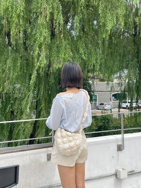 Cozy Shoulder Bag / Carlyn Bag 2022 สายแฟชั่นเกาหลีห้ามพลาด‼️ เป็นกระเป๋าที่กำลังได้รับความนิยมอย่างมากในเวลานี้ ถูกออกแบบมาให้มีลักษณะนุ่มนิ่มไม่ต่างจากพัฟเฟิลโค้ตหรือผ้านวม เลือกหยิบมาใช้ แมตช์เข้ากับคอสตูมได้ในแต่ละวัน