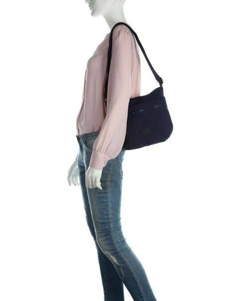 Kipling ARTO Cross-Body Bag กระเป๋าสะพายข้าง วัสดุ100% Polyamide น้ำหนักเบา เปิดปิดด้วยซิปเดียวด้านบน ภายในมีช่องเล็กแตกเป็นสัดส่วน ใส่กระเป๋าสตางค์ยาวและมินิไอแพคได้ ด้านหน้ามีช่องใช้งานเพิ่ม2ช่อง สายสะพายปรับฟรีไซส์ สะพายสายคู่หรือสายเดี่ยวได้ ใช้งานได้