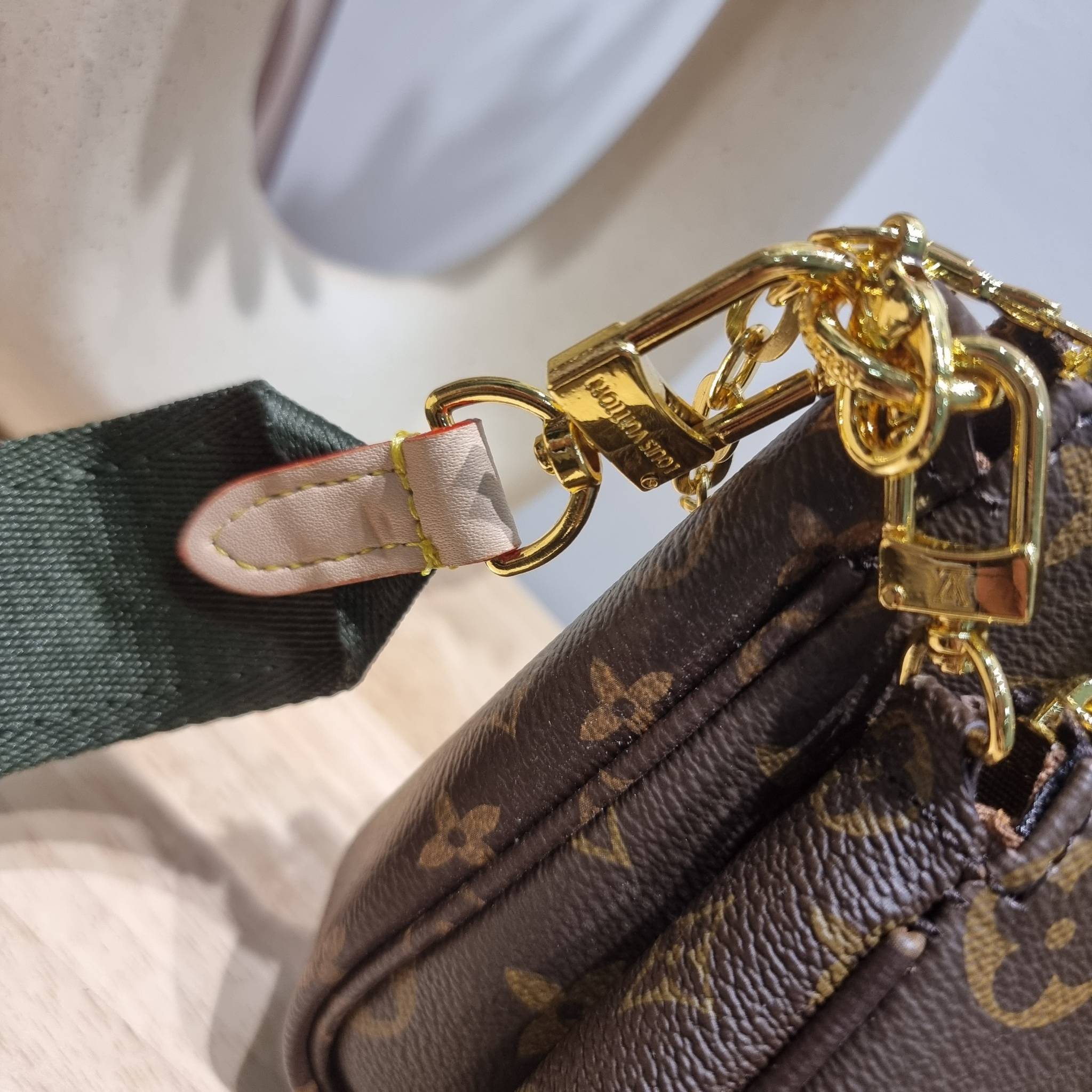 Set 4 ชิ้น LV Multi Pochette Bag New in!! กับ box set ชวนสะสม ที่จับเอารุ่นยอดฮิต มามิกซ์รวมกับไอเท็มสุดคุ้มของมันต้องมี!! จัดเรียงให้อยู่ในกล่องสุดหรู ไม่ว่าจะตัวกระเป๋า กระเป๋าสตางค์ กระเป๋าจิ๋ว ใบไหนๆก็นำมาใช้งานได้จริง คุ้มค่ามากๆ แถมฟรี! ริบบิ้นลายลิ