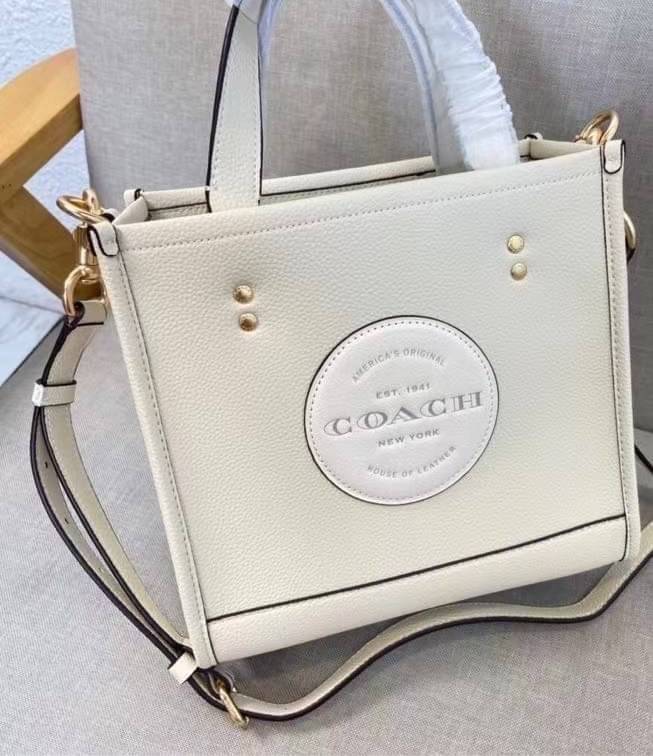 ใหม่ล่าสุด อดใจยังไงไหว COACH Dempsey Field Tote 22 C5268 โทนสีขาวล้วน ดำล้วน สุดคลาสสิก พร้อมส่งความสวยที่ไทยค่ะ! กระเป๋าทรง Tote ขนาดพอเหมาะลำตัว พกพาง่ายสะดวกได้กับทุกๆวัน ด้านหน้าปั้มโลโก้แบรนด์ตัวใหญ่สวยค่ะ;เปิดปิดกระเป๋าแบบกระดุมแม่เหล็ก ภายในใส่กระ
