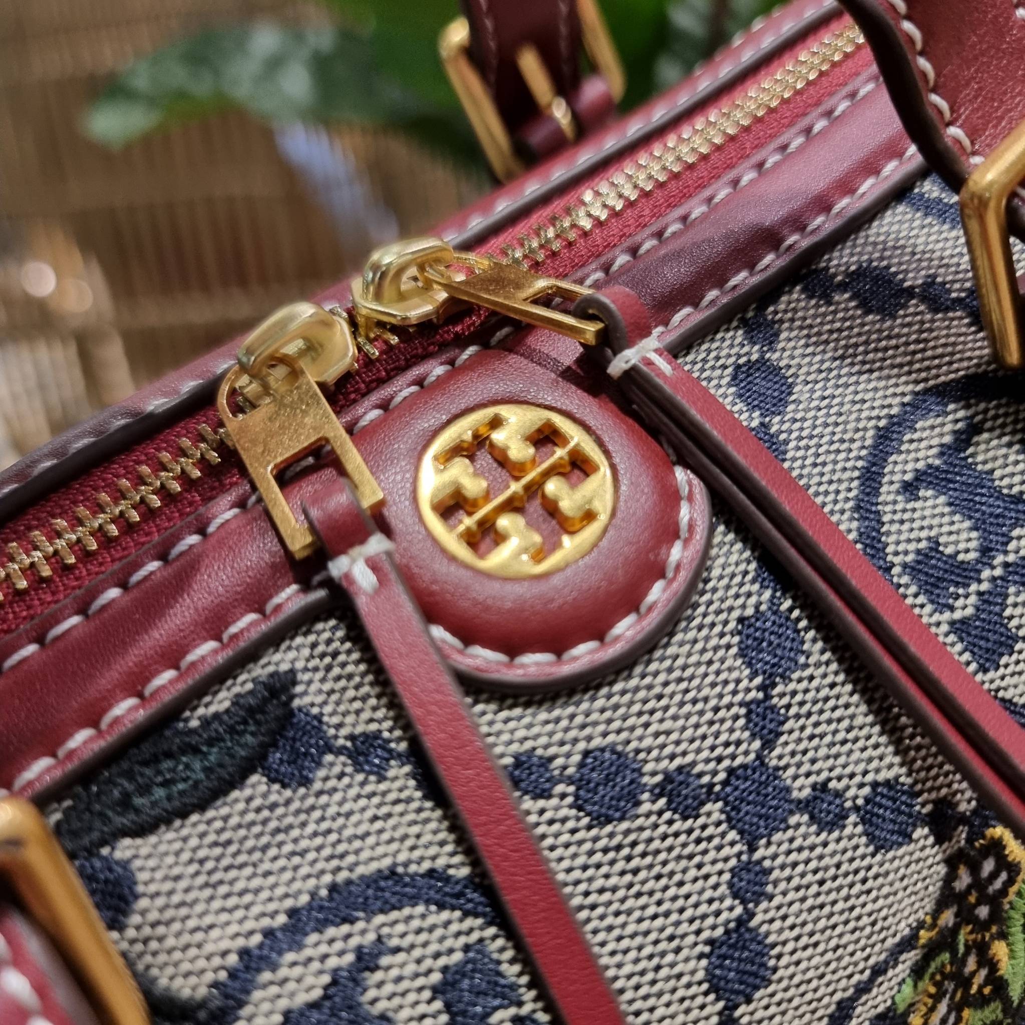 TORY BURCH T MONOGRAM JACQUARD EMBROIDERED DUFFLE คอลใหม่ล่าสุด สวยพร้อมเสิร์ฟแบบไม่ต้องรอพรีฯ ลายโมโนแกรมสุดคลาสสิคที่ถูกดีไซน์รังสรรค์ด้วยงานปักสุดชิค น่าใช้ใจฟูแค่แรกเห็น!! วัสดุ jacquard woven สลับหนังแท้ หูจับในตัว และพร้อมไปเลยกับสายสะพายข้าง ที่จะถ