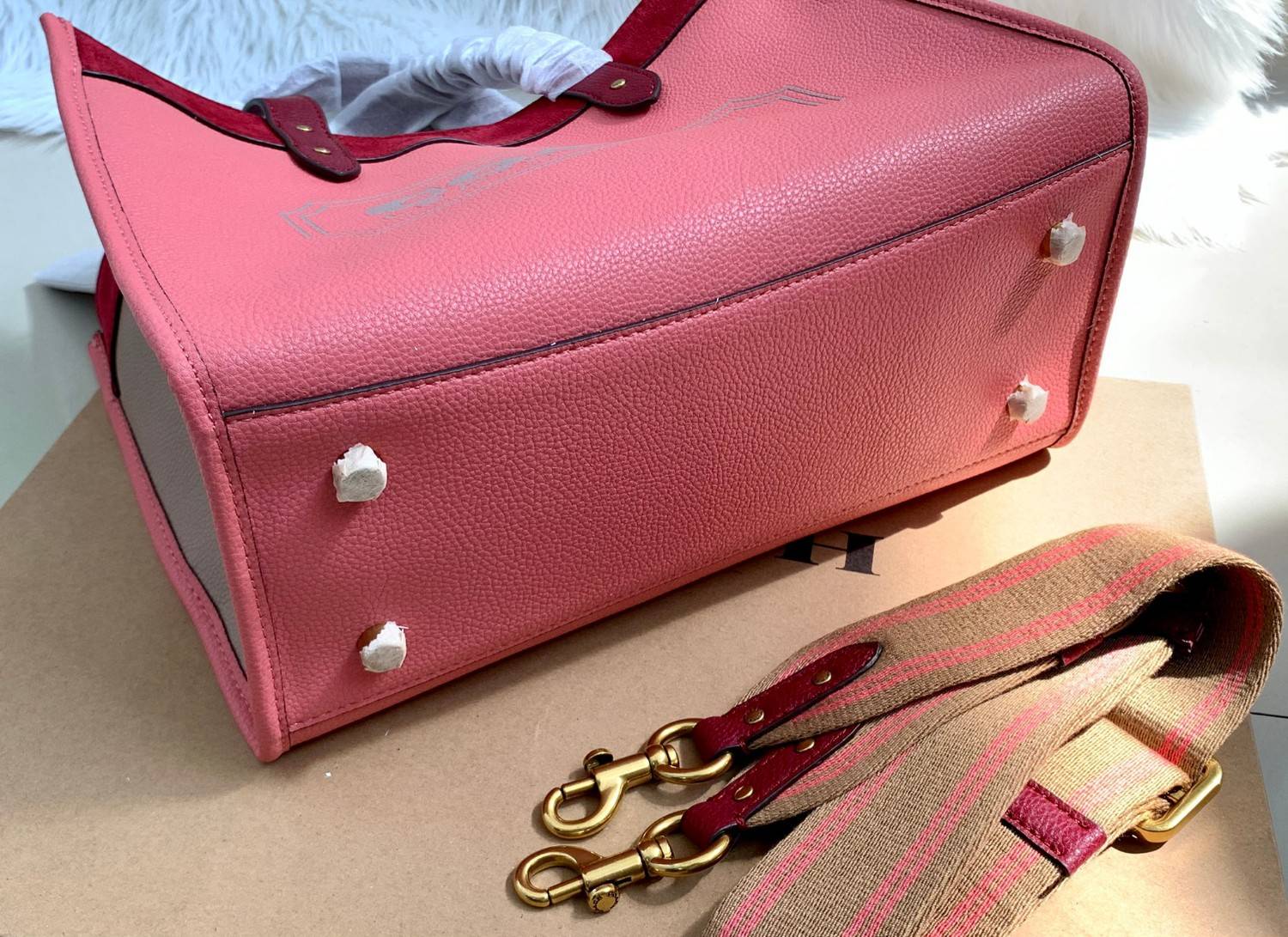 ของแท้ 💯% Limited edition XHBC COLLECTION COACH FIELD IN COLORBLOCK ((1092//1093)) 🌈พร้อมส่งสีหวานเหมาะกับหน้าร้อนนี้มากๆค่ะ! กระเป๋าหิ้ว//สะพายข้าง หนังแท้นิ่มตัดขอบกำมะหยี่ด้านบนได้อย่างสวยงามลงตัวค่ะ ปากกระเป๋าเปิดปิดแบบกระดุมแม่เหล็ก