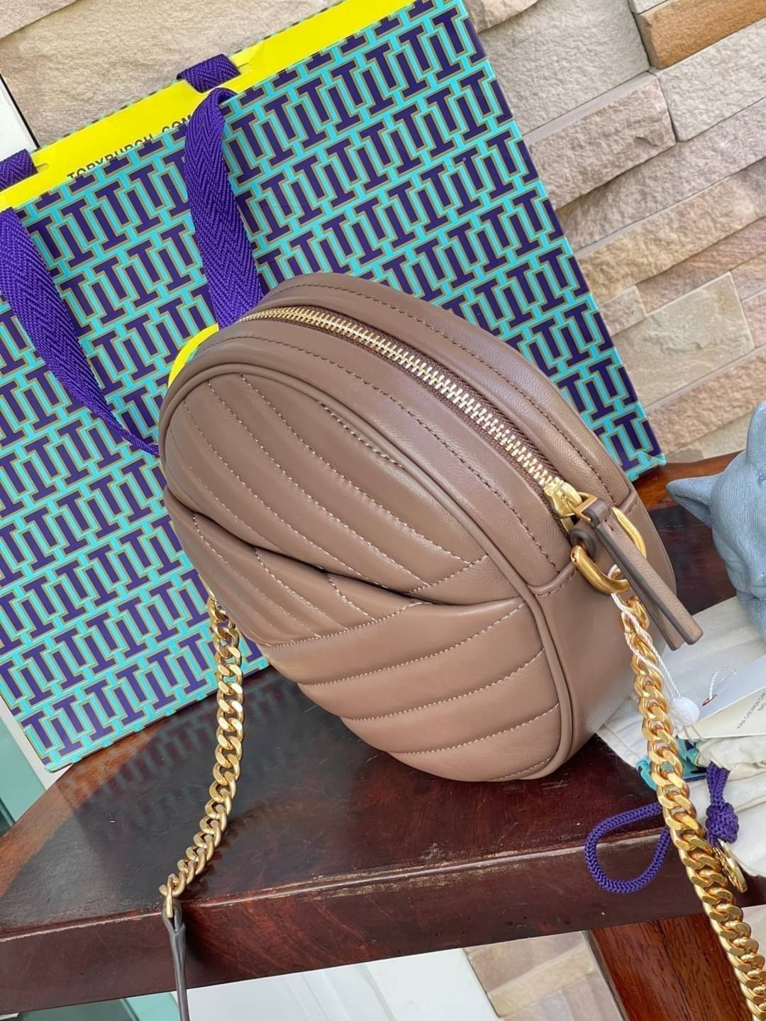 Tory burch Kira Cheron Circle Crossbody กระเป๋าสะพายคาดลำตัวรุ่นนี้โดดเด่นด้วยรูปทรงกลมสุดชิค ขนาดกะทัดรัด พร้อมด้วยหนังกระเป๋าที่ทำจากหนังแท้คุณภาพดี เพราะ Kira Chevron เป็นรุ่นที่ตอบโจทย์และครองใจสาว ๆ ได้อย่างแท้จริง เนื่องจากมีดีไซน์เรียบหรู โดยทางแบร