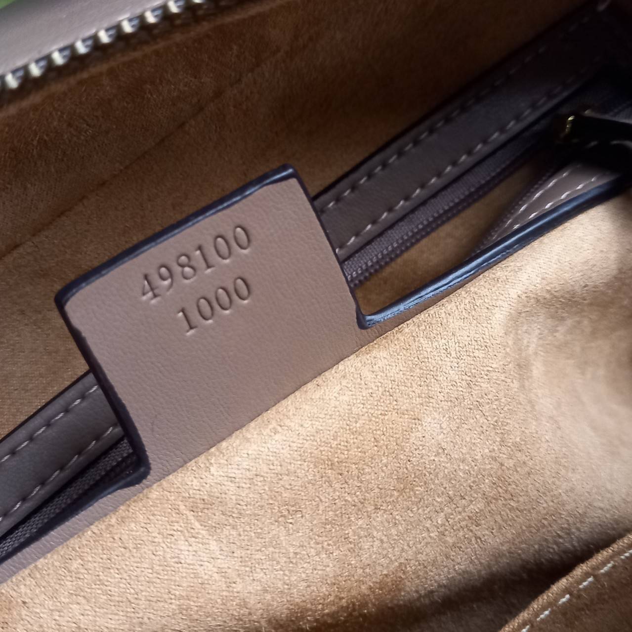 VIP GUCCI GG MARMONT TOP HANDLE SHOULDER BAG / BOLSA GG MATELASSE กระเป๋าถือ กระเป๋าสะพาย คอลเลคชั่นสุดหรู มาพร้อมสายสปอร์ตสะพายยาว สามารถปรับระดับได้ ถอดได้ เป็นอีกรุ่นที่โดดเด่นมากๆ การใช้งานคล้องตัวสุดๆ โดดเด่นด้วยโลโก้ GG ขนาดใหญ่เป็นเอกลักษณ์