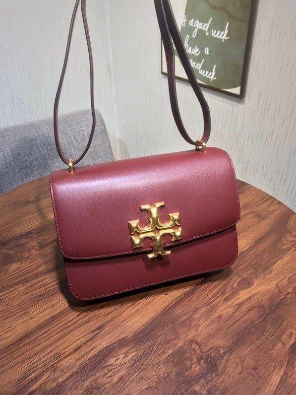 Tory Burch 75003 Eleanor Medium Convertible Shoulder Bag พร้อมส่งที่ไทย อีกรุ่นที่น่าครอบครองมากๆค่ะ กระเป๋าสะพายข้างและทบสายเป็นคล้องไหล่ได้ หนังแท้ชั้นดี ใช้ได้กับทุกๆโอกาส ห้ามพลาด ก่อนหมดนะคะ!!