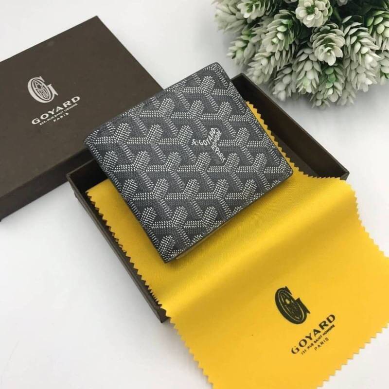 VIP GIFT 】GOYARD Victoire Bifold Wallet กระเป๋าสตางค์ผู้ชายใบสั้น พร้อมส่ง 6 สี พร้อมกล่องสวยหรูน่าใช้มากค่ะ อีกรุ่นที่ยอดขายไม่เคยตก 🤑🤑 ใบจริงดูผู้ดี ดูแพง!! ภายในมีช่องใส่บัตรได้เยอะ ใส่ธนบัตรได้ทุกใบ ห้ามพลาดจร้าา!! ((รุ่นเดินด้ายโทนสีเ