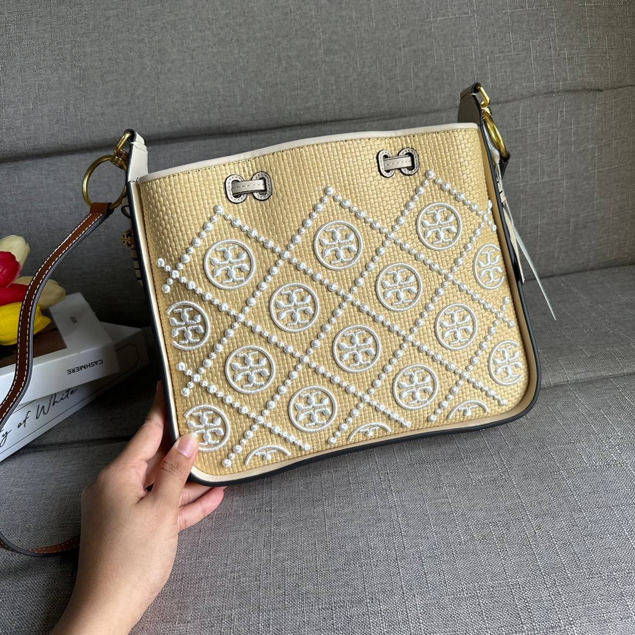 TORY BURCH T Monogram Straw Bell Bag กระเป๋าสะพายข้างรุ่นคลาสสิกที่ได้แรงบันดาลใจจากการควิลท์แบบดั้งเดิมของเพนซิลเวเนีย คอลเลกชันบ่งบอกถึงความมีสไตล์เหนือกาลเวลา รูปทรงเรียวโดดเด่น ปักทอลายแบรนด์อย่างสวยงาม เปิด ปิดด้วยเชือกรูด ด้านในช่องโล่งกว้าง ซับในผ้
