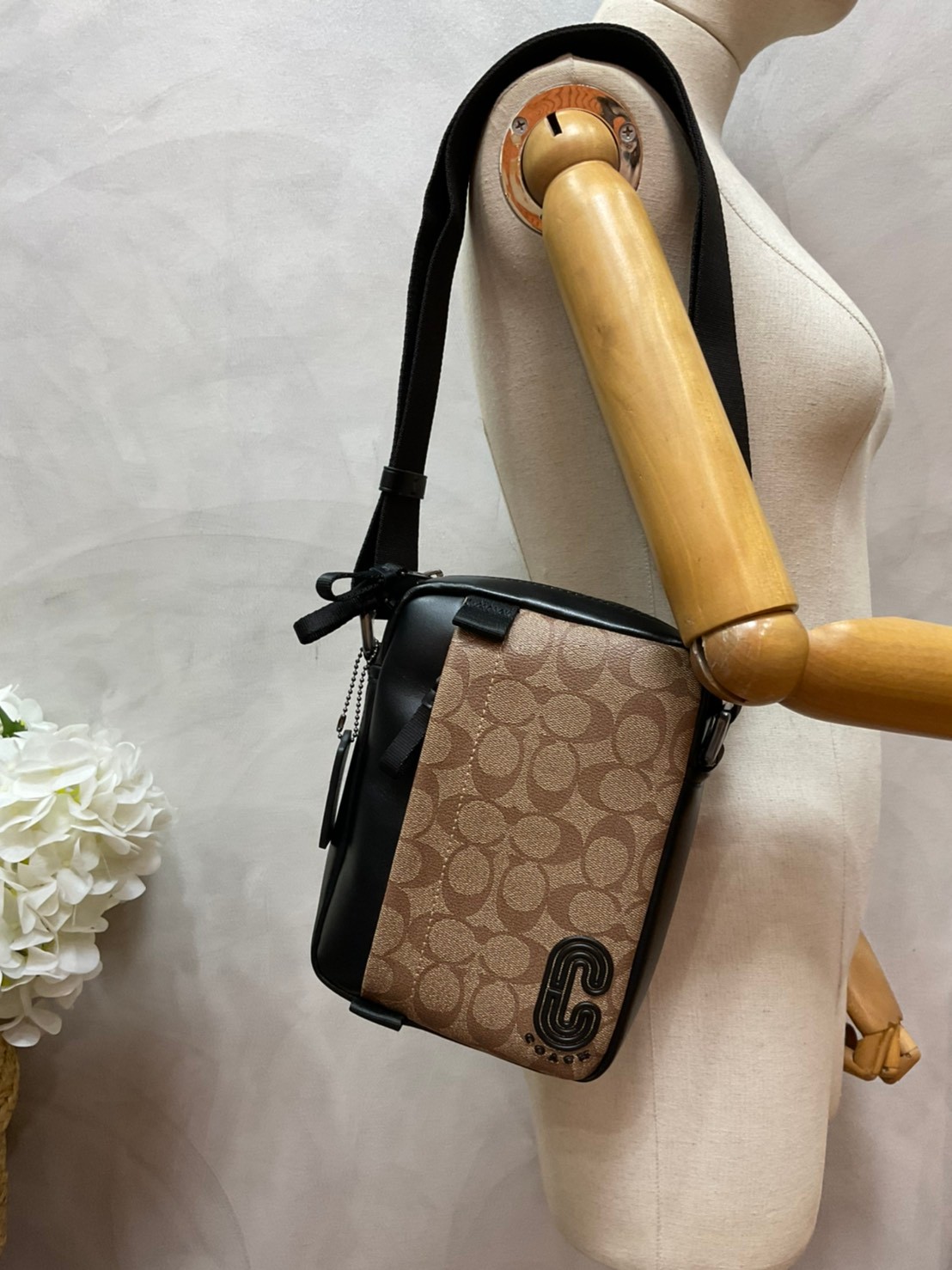 COACH NORTH/SOUTH EDGE CROSSBODY (COACH 5626) IN SIGNATURE CANVAS (COACH 6788) กระเป๋าสะพายผู้ชาย กระเป๋าสะพายรุ่นใหม่ ชนช็อป (!!)รุ่นหายาก สี COBALT MULTI วัสดุทำจาก หนังลูกวัวแท้ เนื้อเรียบ พิมพ์ลาย ขนาดกำลังดี