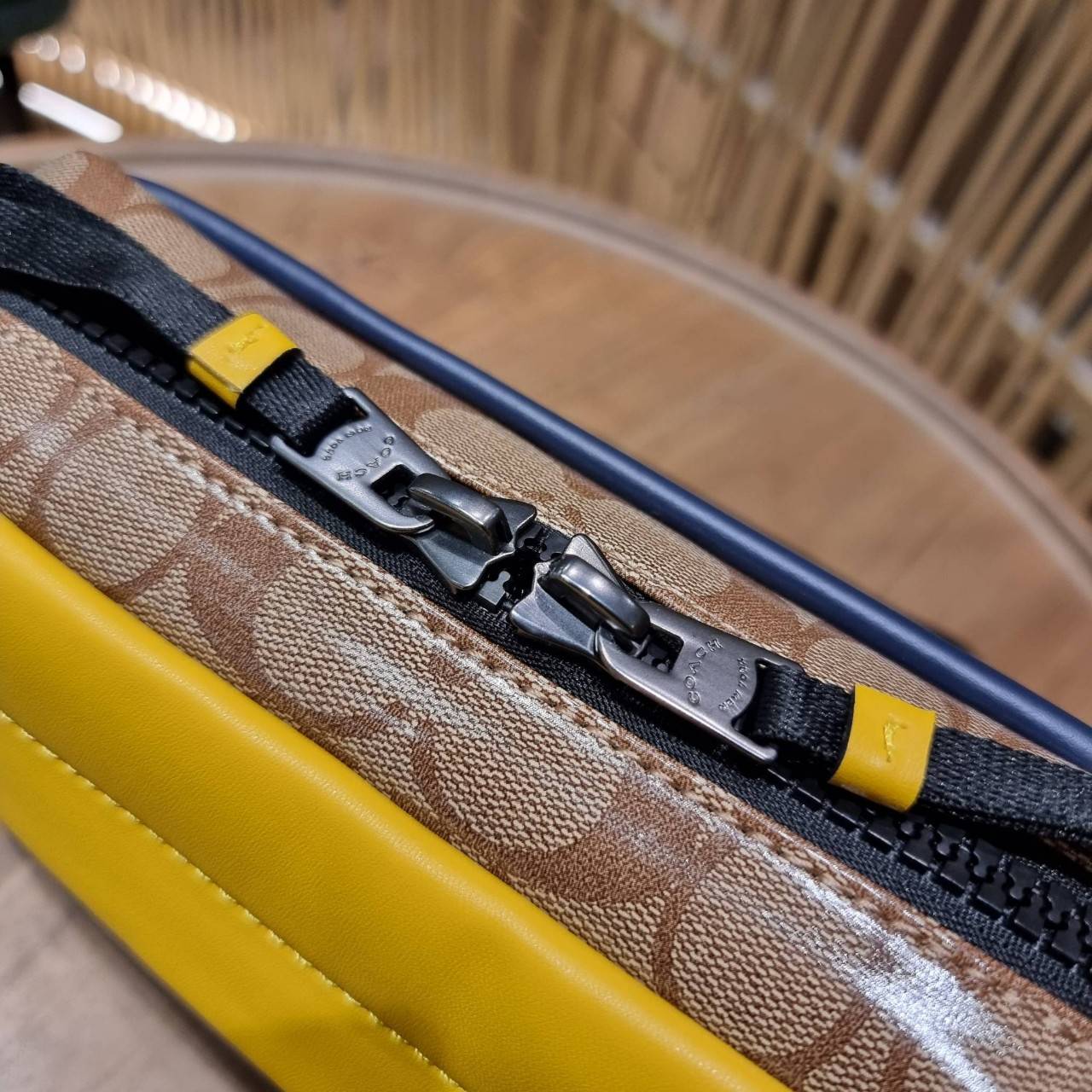 COACH EDGE CROSSBODY WITH CAMO PRINT ((2381, 2373)) ความเท่ never die!! กระเป๋าครอสบอดี้ทรงยอดฮิต ที่หนุ่มๆไม่ควรพลาด รูปทรงดีไซน์คลาสสิค ใช้งานง่าย วัสดุหนังแท้ตกแต่งตาข่ายพร้อมลายพริ้นท์ด้านหน้า สุดคูล!! ตัวกระเป๋ามีซิปหลัก และซิปด้านหน้า พร้อมช่องแยกด้