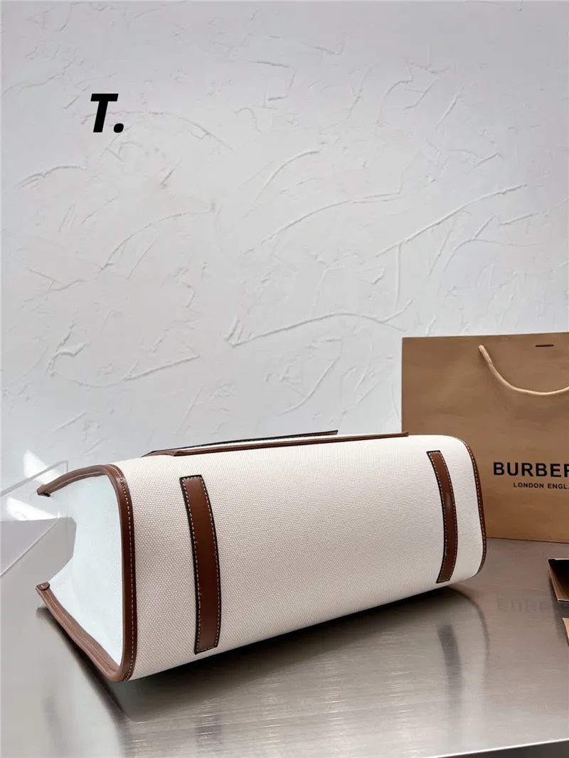 BURBERRY Leather-trimmed embroidered canvas tote / BURBERRY FRAGRANCES LARGE TOTE BAG / BURBERRY Freya Tote Bag วัสดุ Canvas & Leather ดีไซน์สวยอยู่ทรงสไตล์ Casual ด้านหน้ามีช่องใส่ของ ภายในโล่งกว้างและจุสุดๆสามารถใส่เอกสารA4 หนังสือ ของใช้ได้เยอะ หูหิ้วห